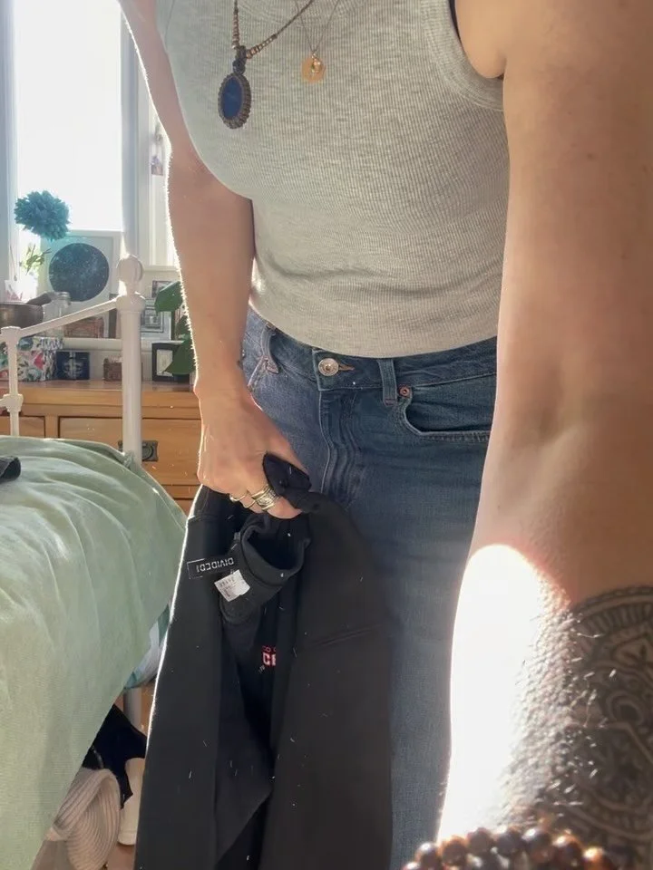 Week 5! February incoming&hellip;.

&bull; New sweatshirt 🍒❤️
&bull; Saturday evening at Stamford Bridge 
&bull; Full moon vibes
&bull; This is what drinks with @fixsake looks like! 🍻
&bull; Spot Gabby cat! 🐈&zwj;⬛ 
&bull; Red sky at night&hellip;