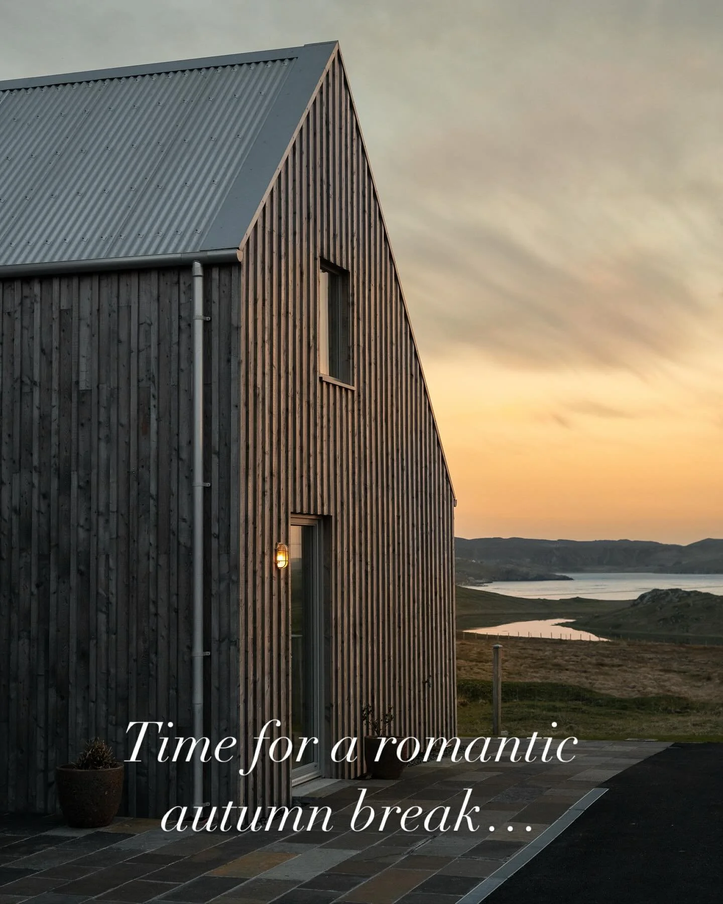 Book the annexe of Hebrides House for your perfect autumn getaway. Wake up in our kingsized cabin bed with views over Uig Sands, a kitchen kitted out for those that love to cook, a toasty stove plus a luxury marvel bathroom with a tub overlooking the