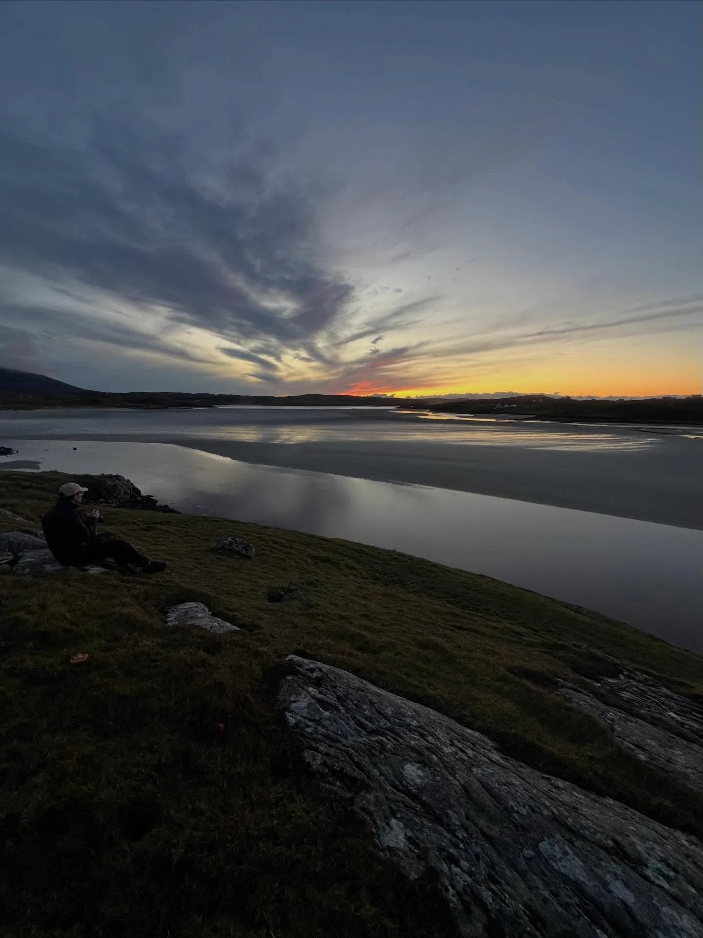 Our recent guests enjoyed some absolutely perfect November days - still, crisp and cold, and then the northern lights to top it all off. @walmsleynatasha 

#visitouterhebrides 
#outerhebrides 
#visitscotland 
#autumnvibes🍁