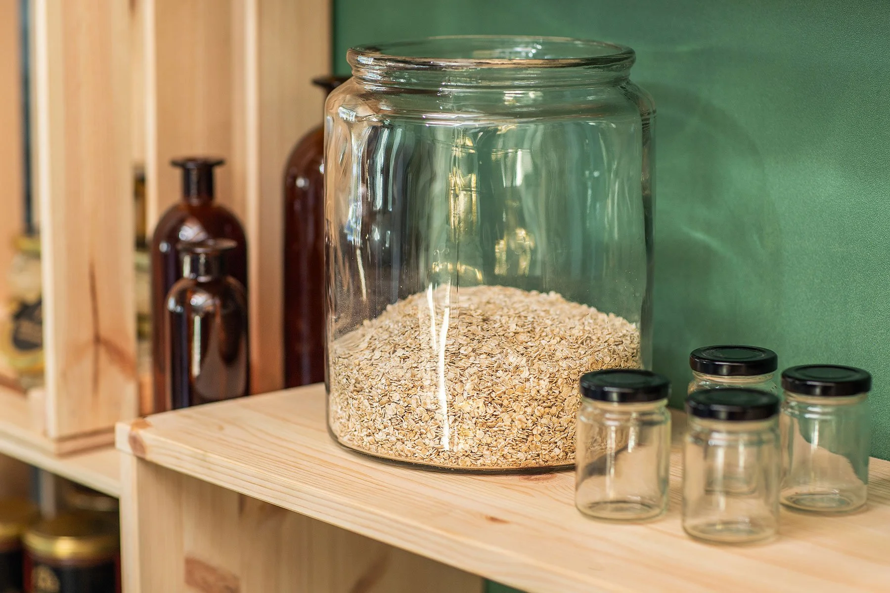Glasskrukke med havregryn, på trehylle.
