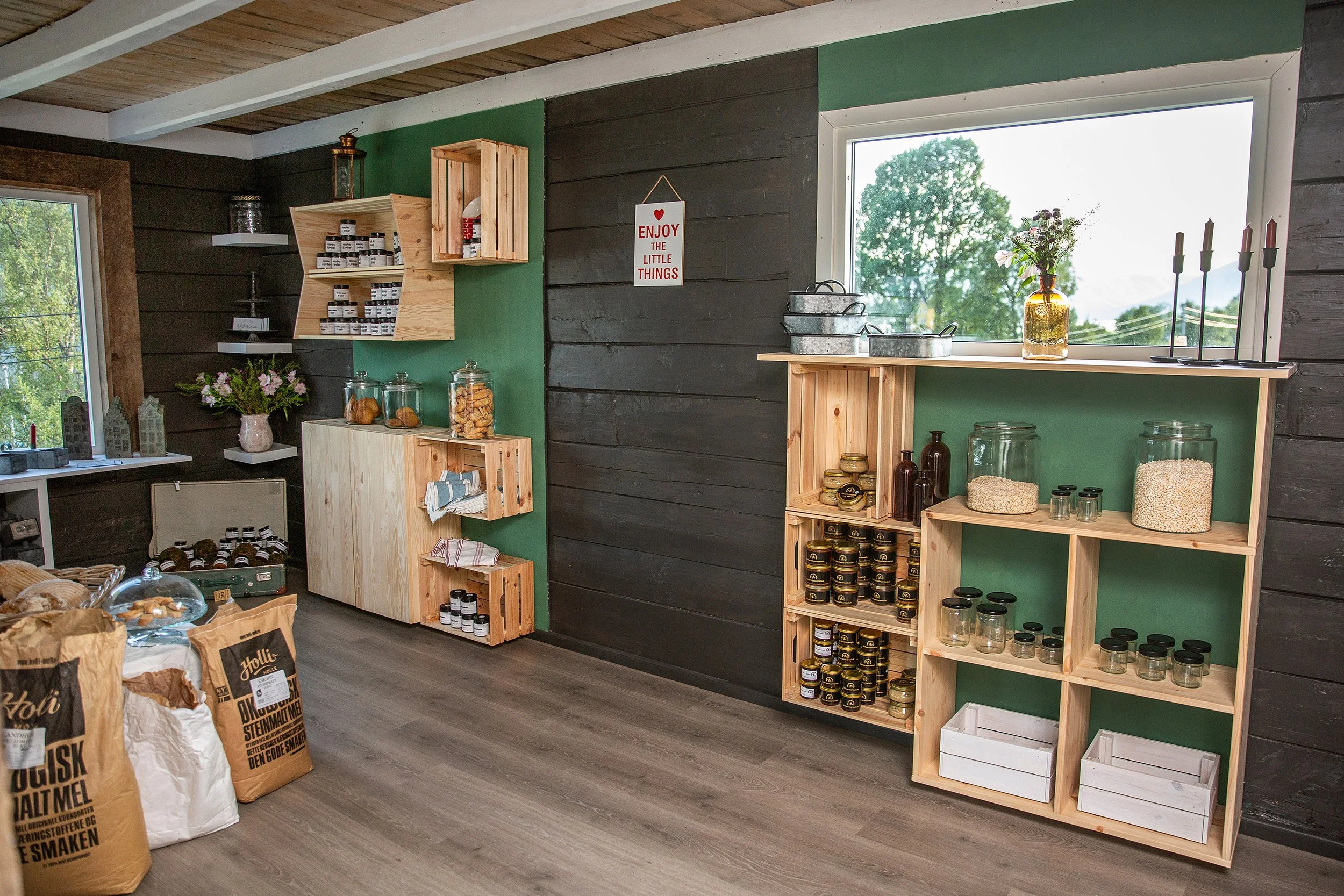 Butikken med hyller med matvarer i krukker, glass og sekker.