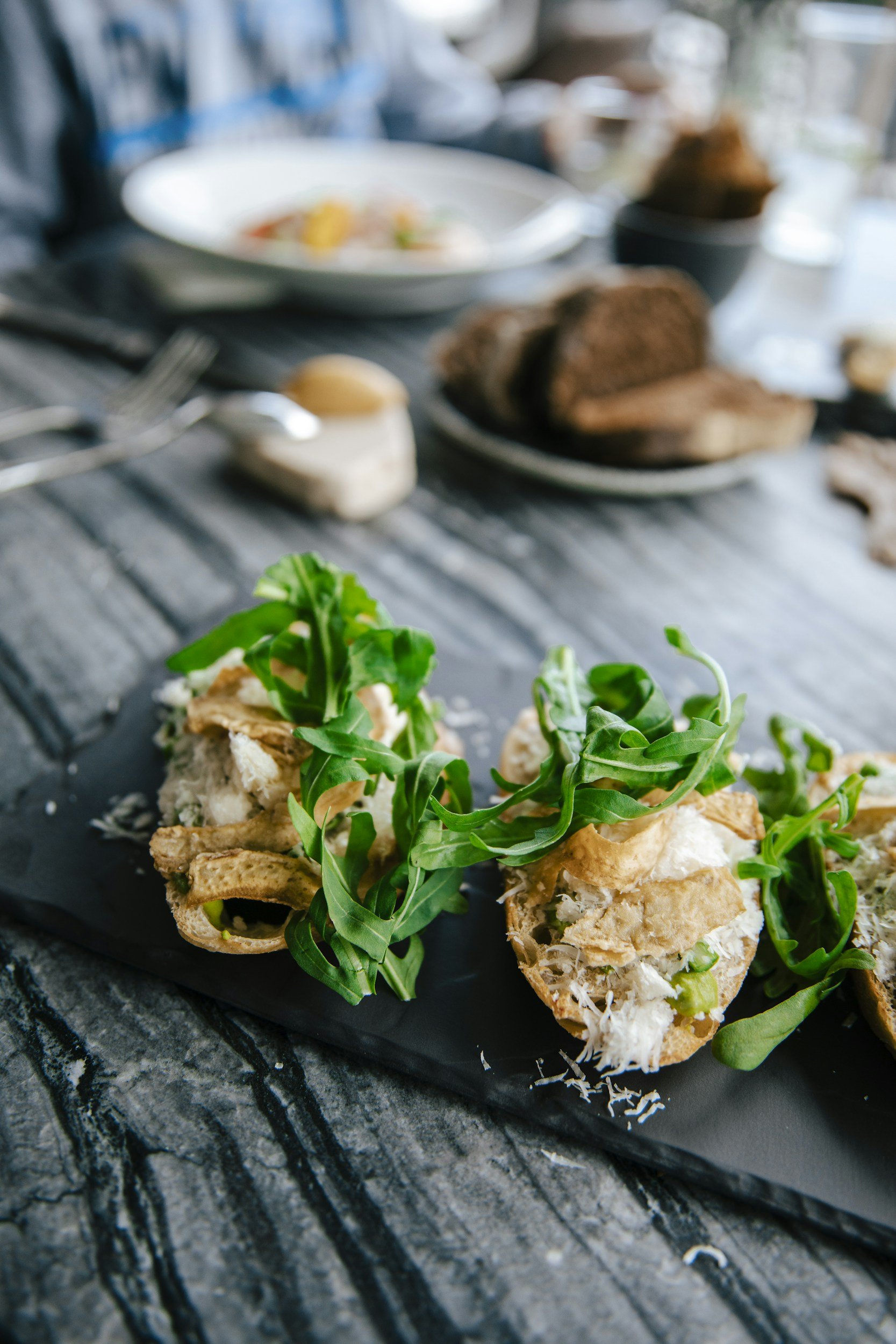 Lekre minibaguetter med pålegg og ruccola.