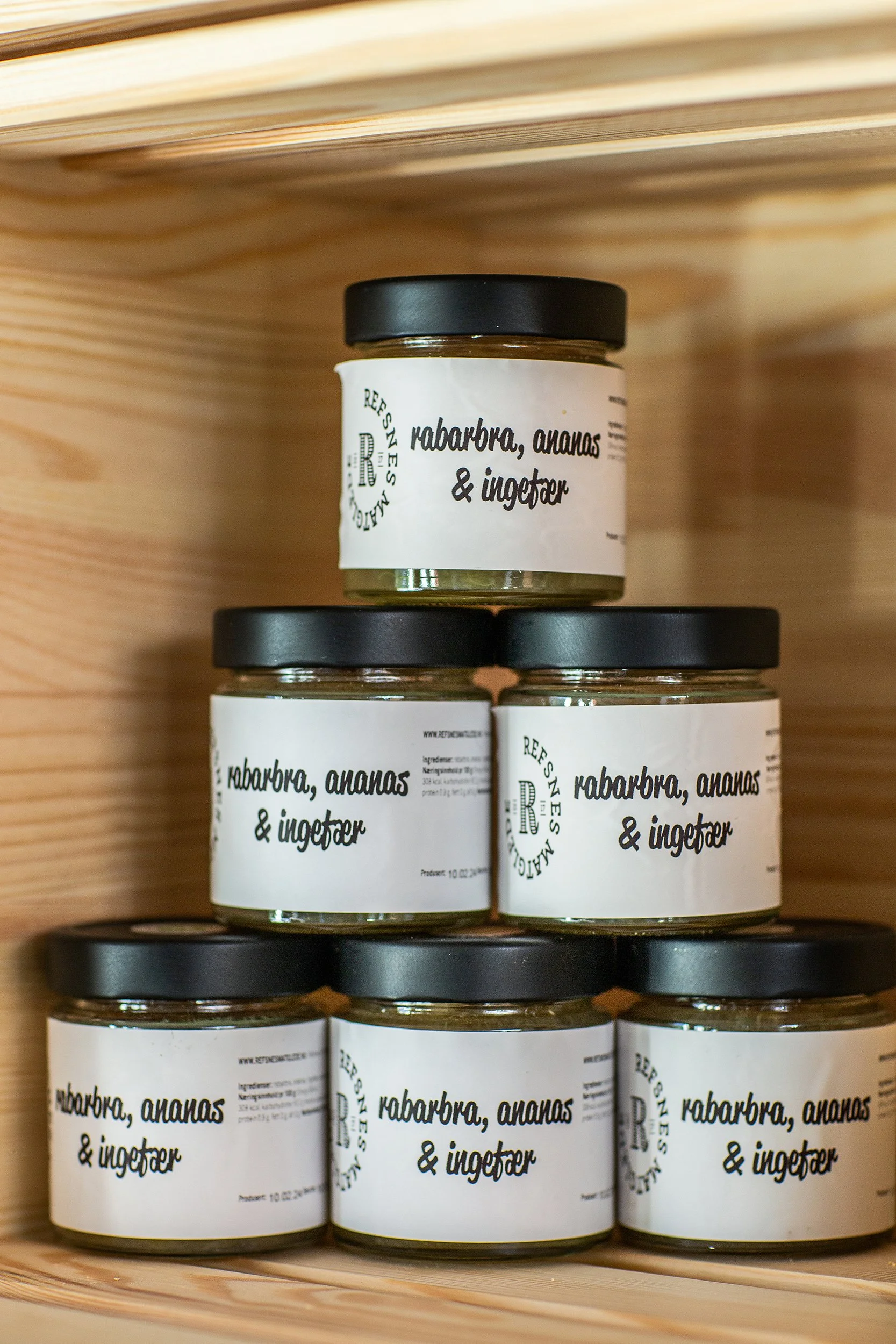 Marmeladeglass i en hylle.