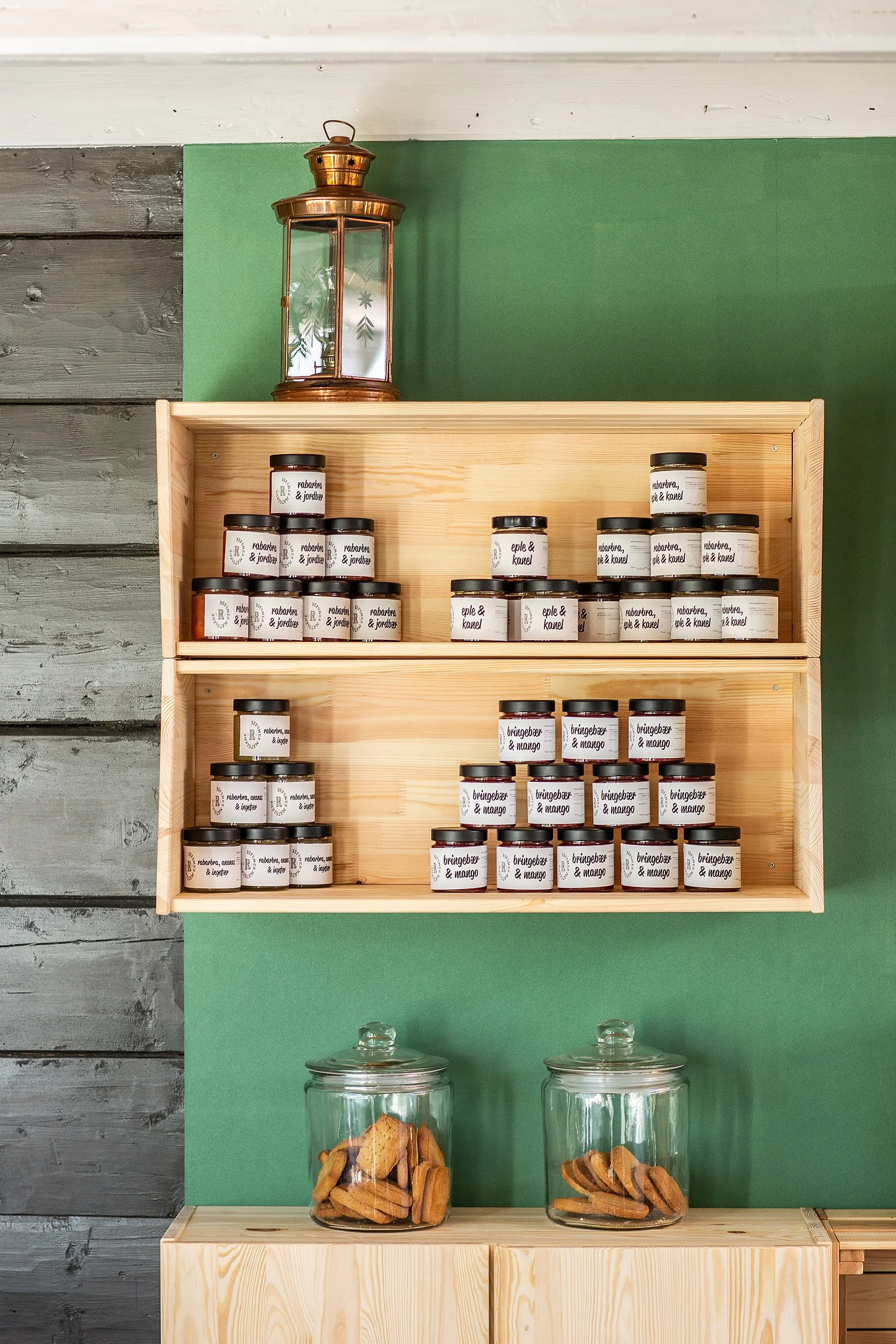 Butikkhylle i tre, med forskjellige marmeladeglass