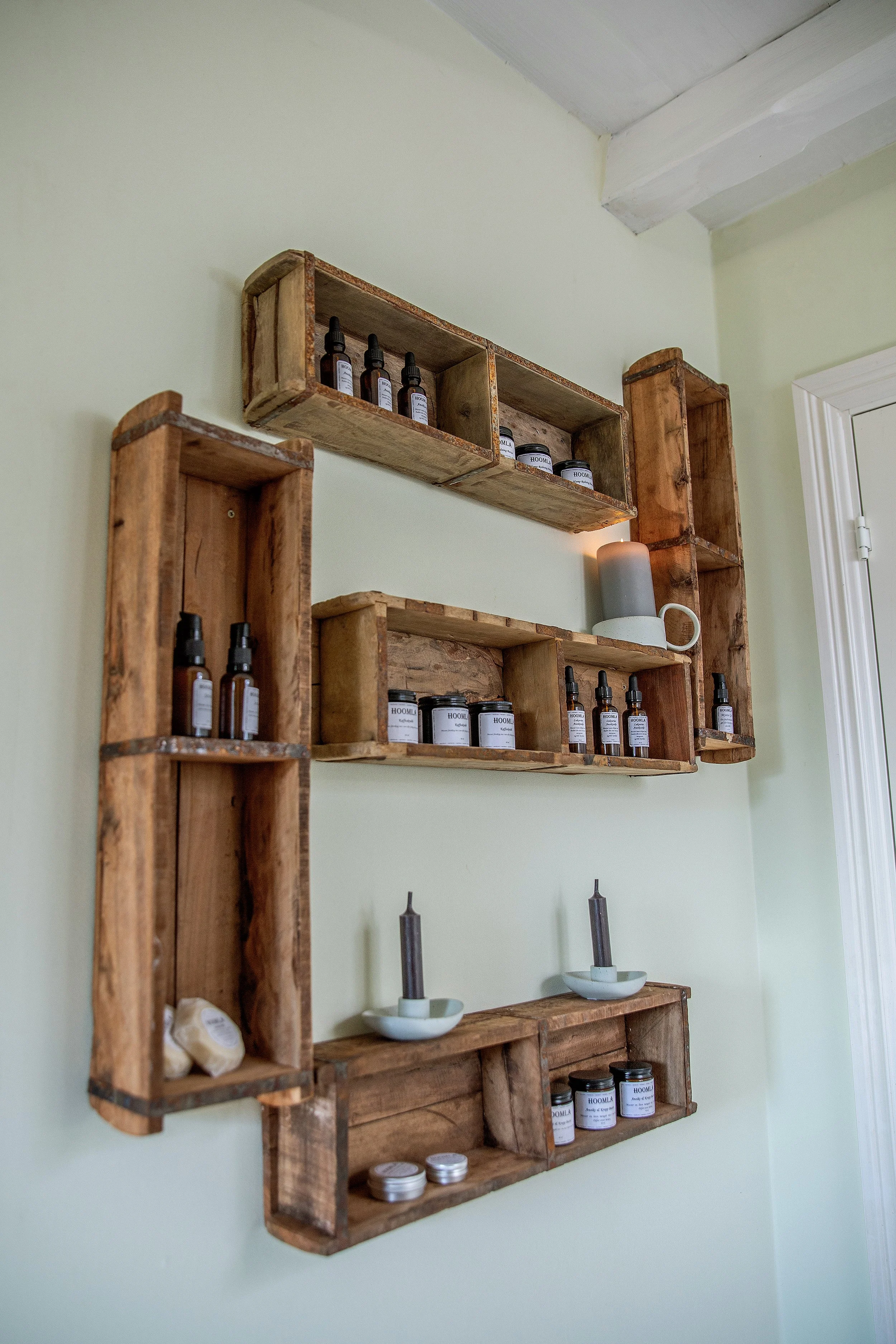 Dekorative trehyller med flasker og glass.