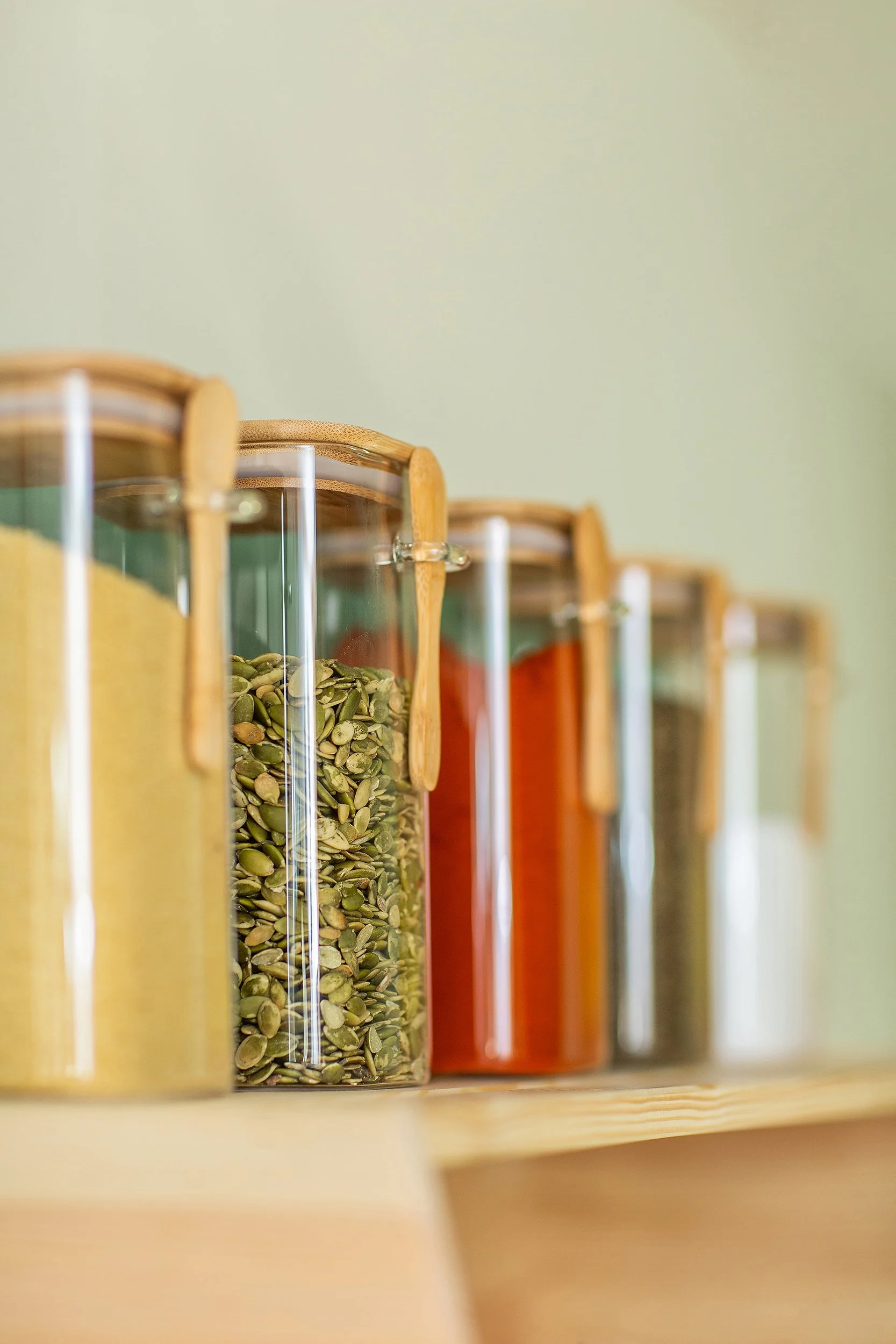 Glass med krydder i en rekke.