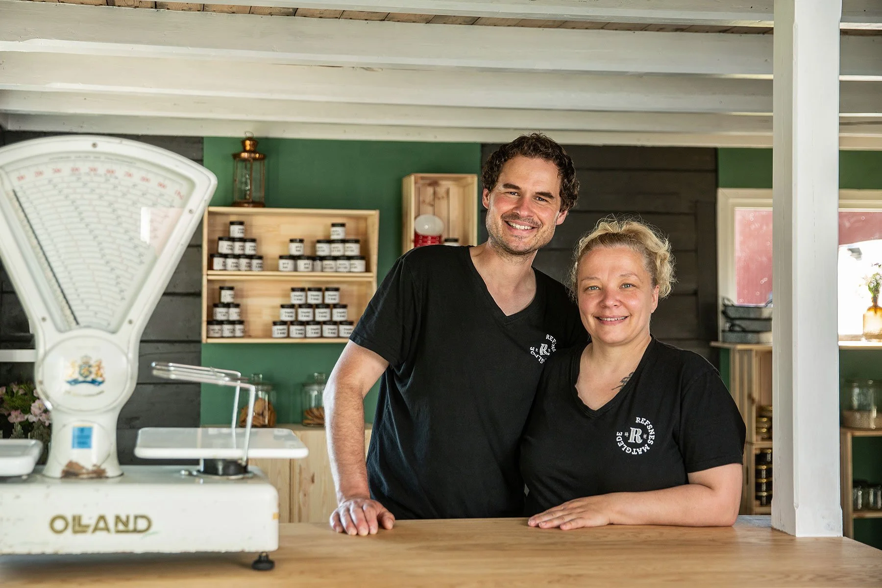 Innehaverne Thomas og Susanne bak disken i butikken.