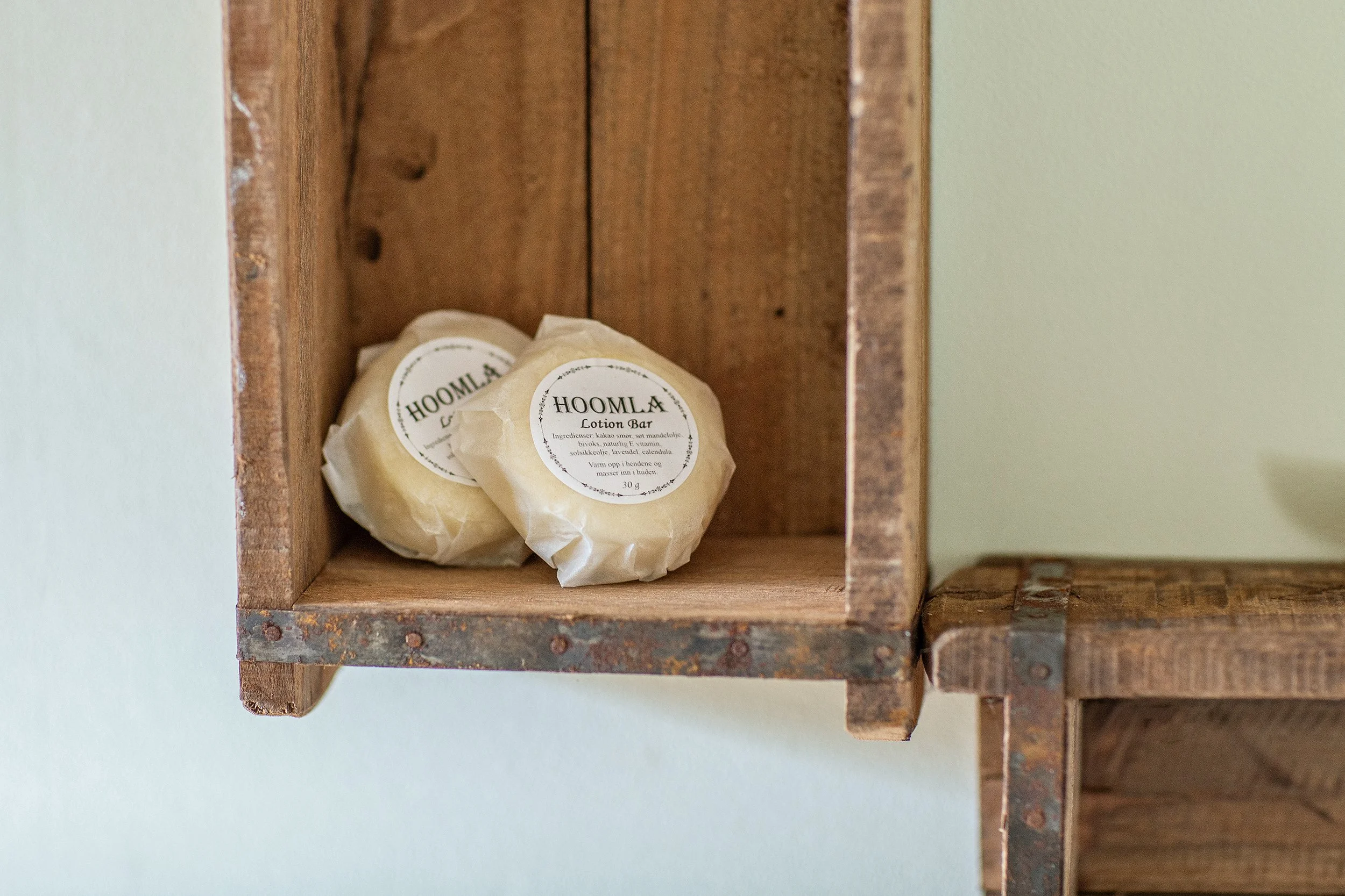 Runde oster i trehylle.