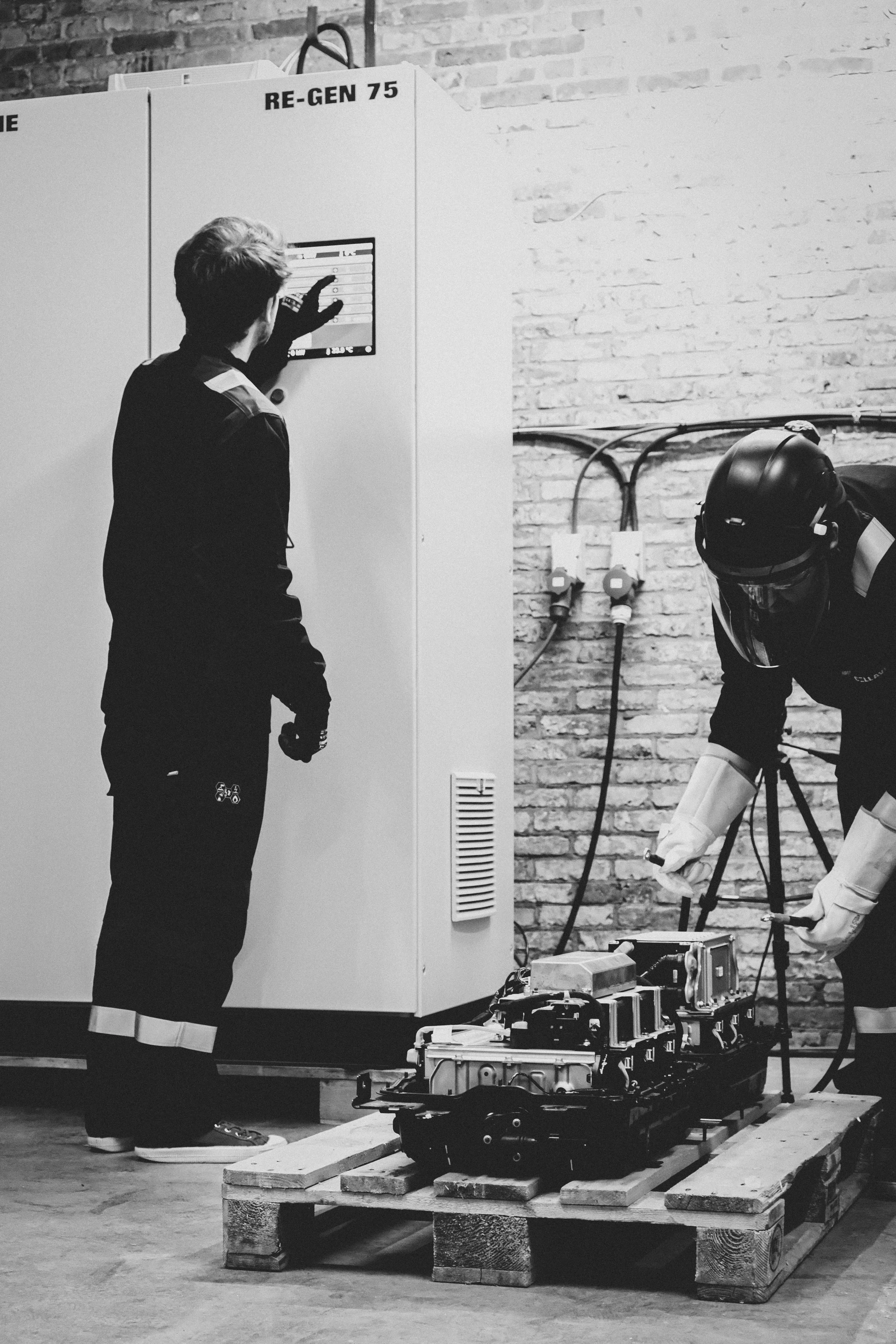 Two operators connecting an EV battery to be discharged with grid energy recovery thanks to Cellavie regenerative technology