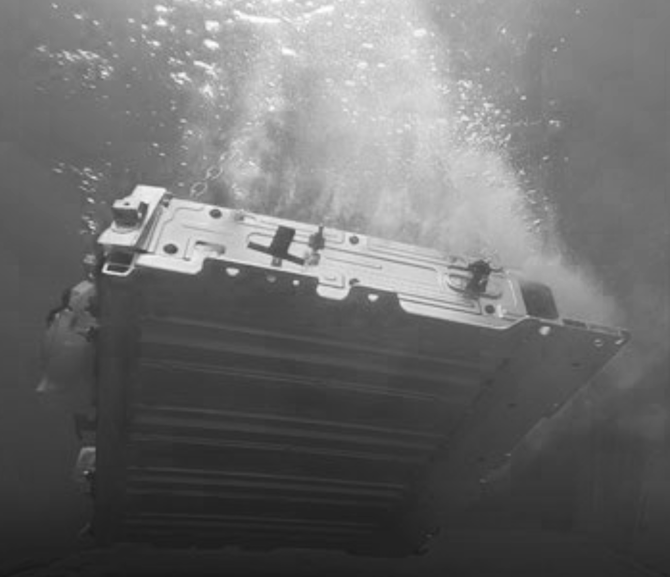 Liquid conductive discharging by immersion of battery into salt water