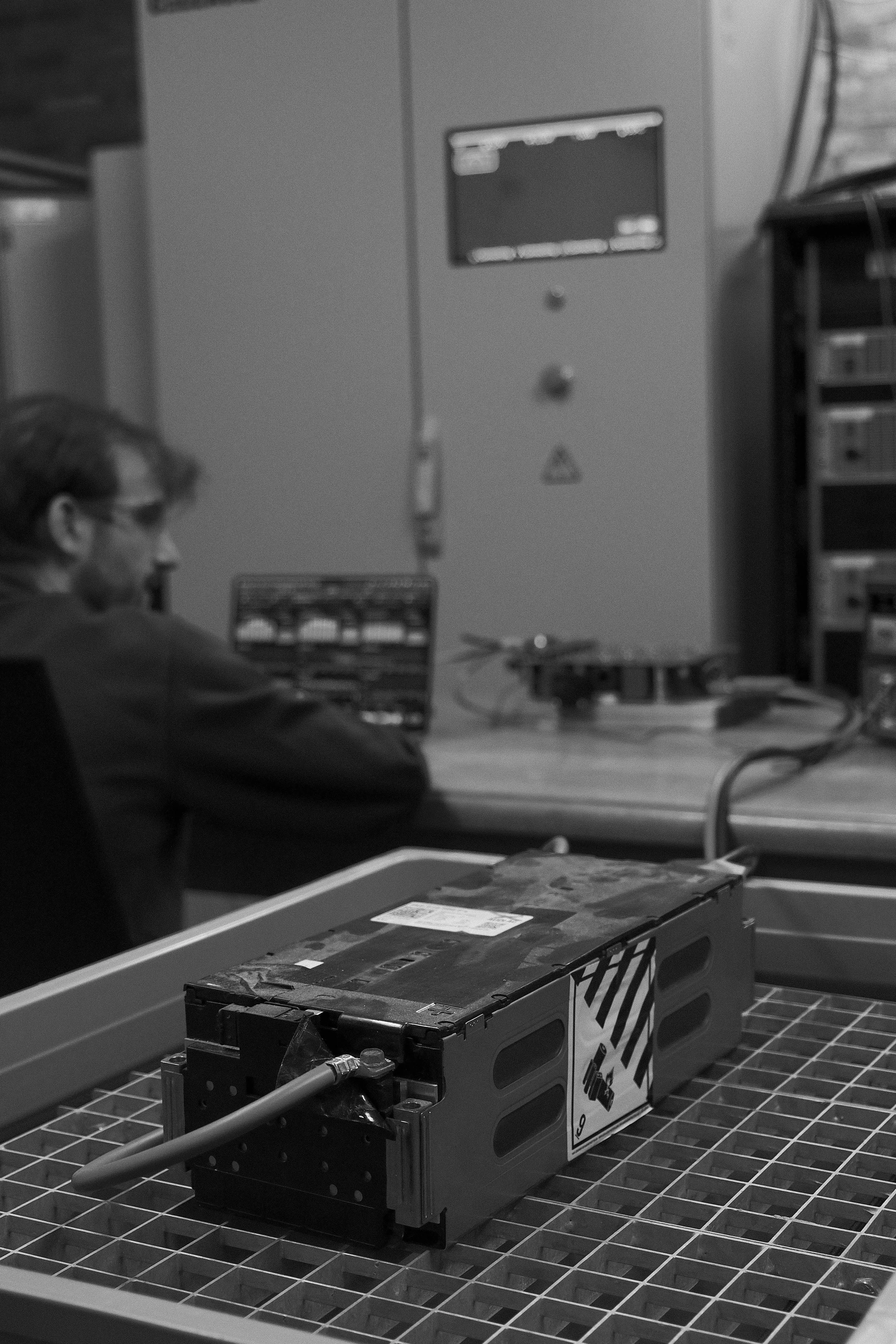 AUDI E-TRON battery module being discharged prior recycling with energy injection to the grid