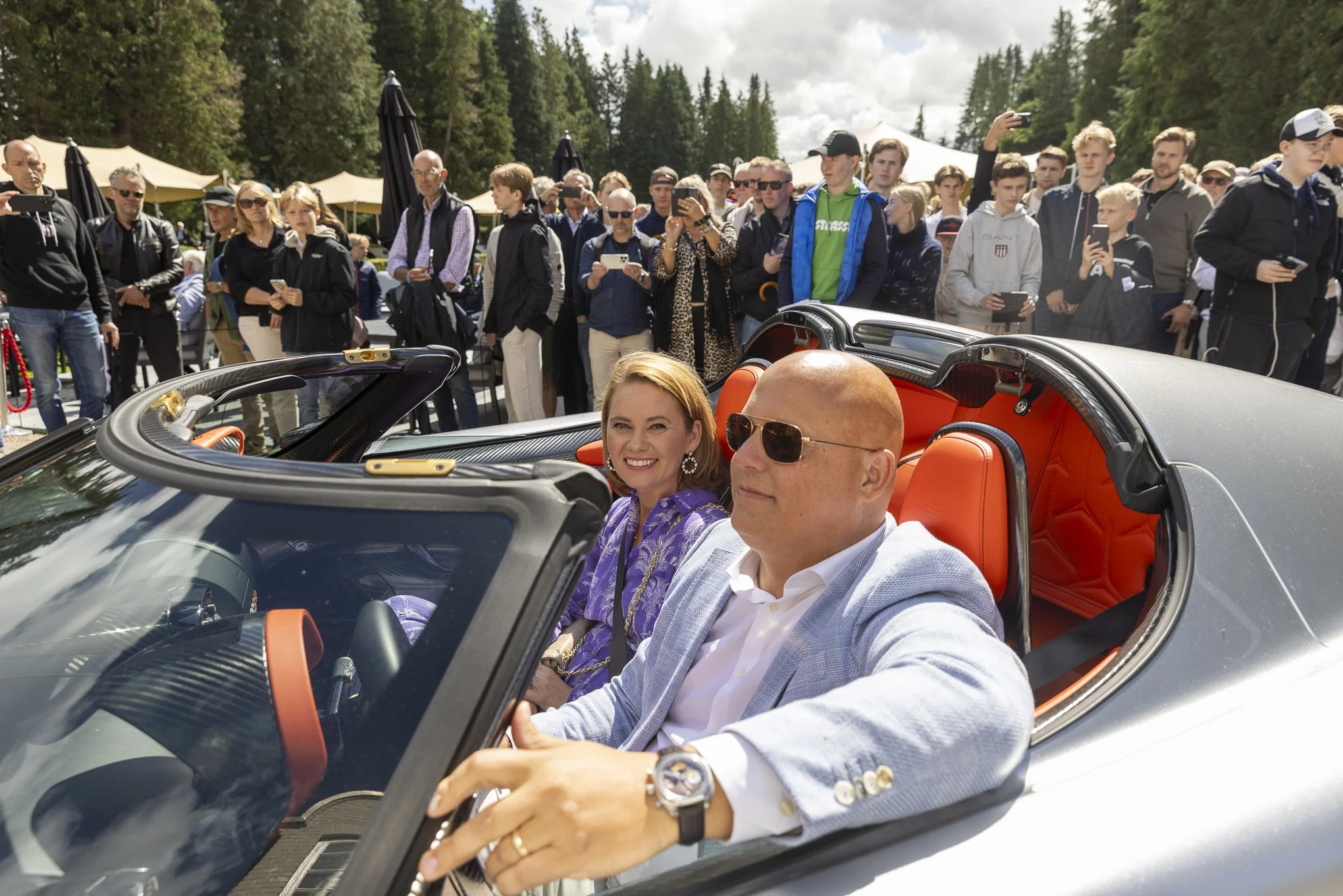 Portraits and events photography: guests gathered around a convertible car.