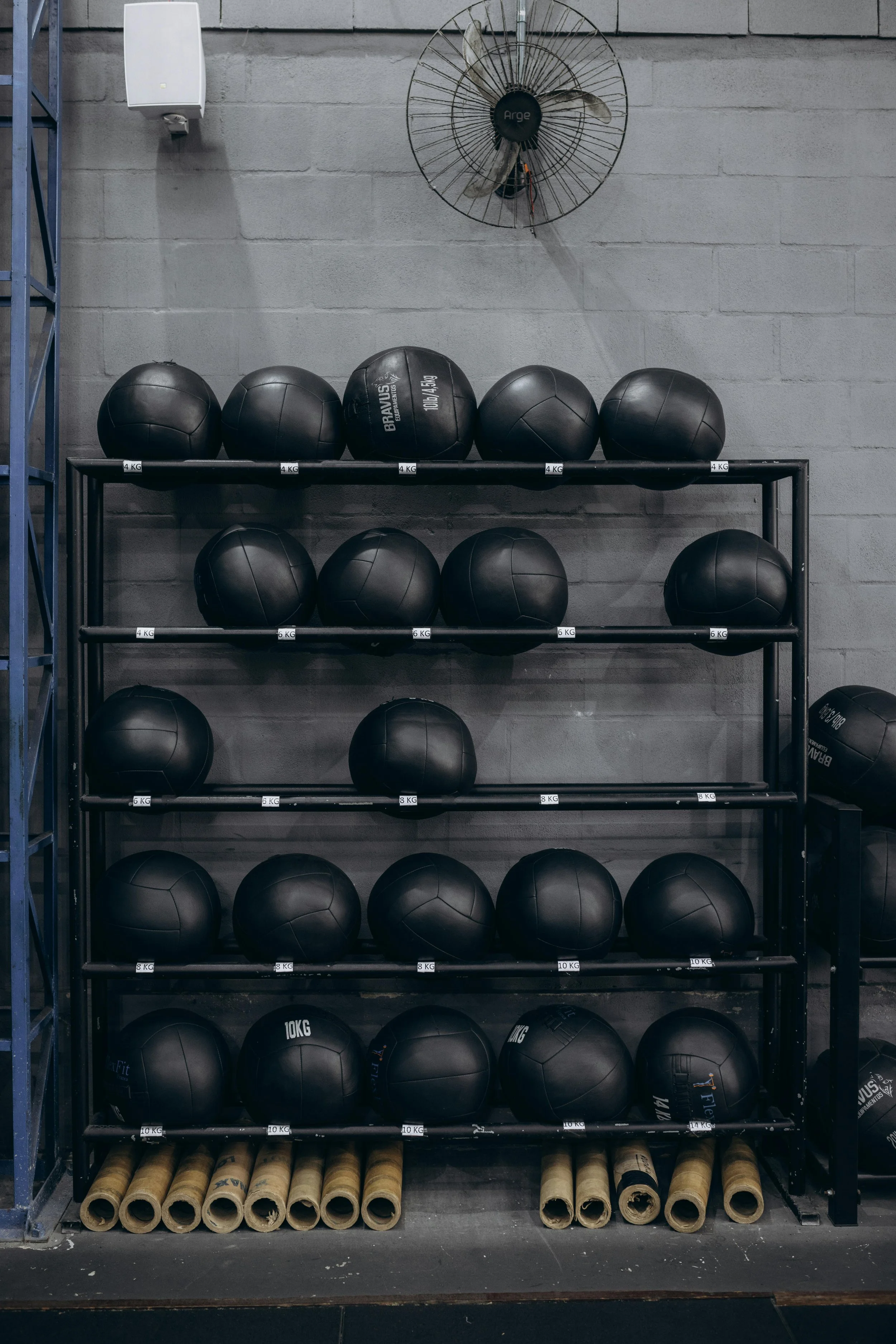 Pesi liberi in acciaio per allenamenti di resistenza e tonificazione, parte dei programmi fitness di Gabriele Gentileschi