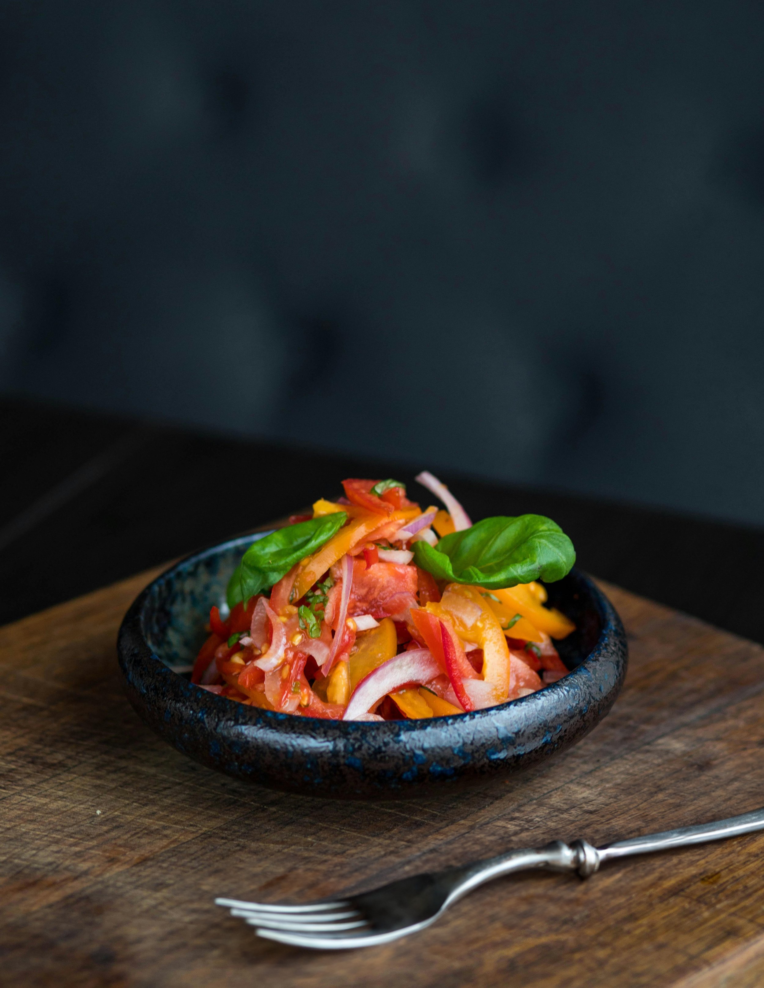 Pomodoro A Fette Con Verdure Verdi in un piatto elegante, parte della dieta salutare di Gabriele Gentileschi