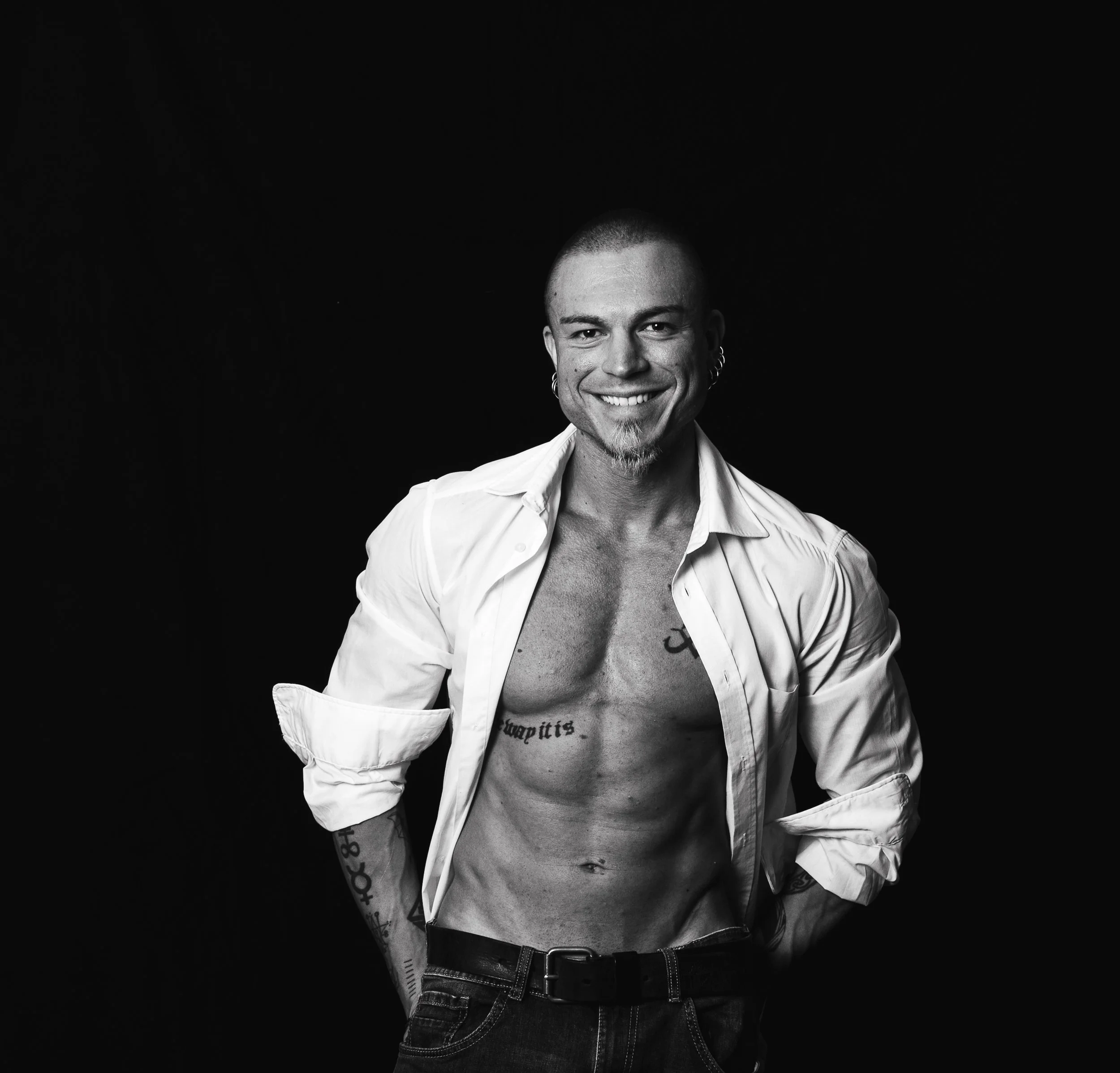 Personal trainer Gabriele Gentileschi in posa muscolare, esempio di fisico atletico ottenuto con allenamento personalizzato e nutrizione specifica