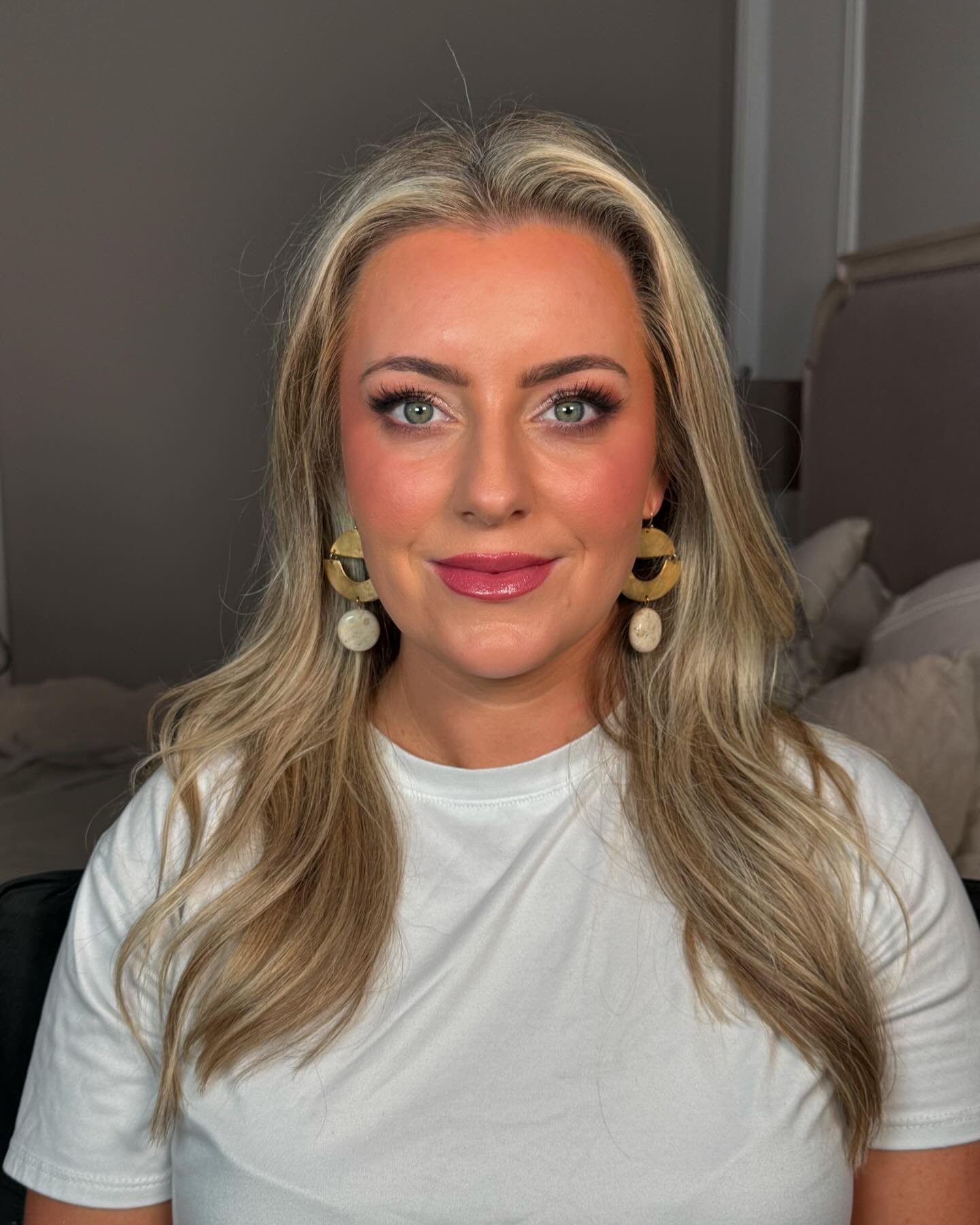 This glam girl needs a permanent spot on the grid ✨ Lindsay gave me full creative freedom and loved her look for her event! Book now for your holiday parties so you can be merry, bright, and glam ✨💄

Glam by me representing @thetrendeemakeup 

#tamp
