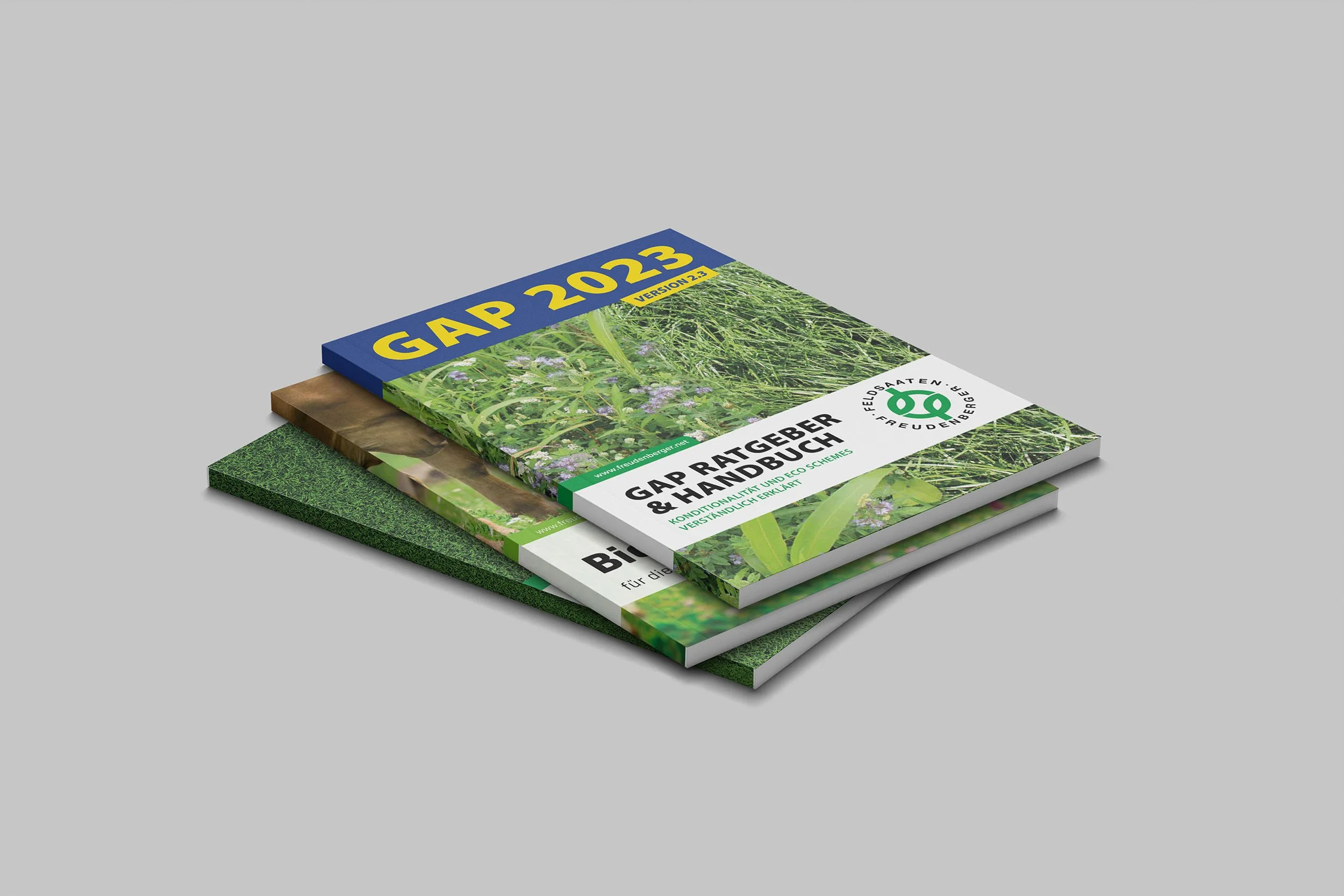 Ein Stapel Bücher mit landwirtschaftlichen Themen. Das oberste Buch trägt den Titel "GAP 2023" und "GAP Ratgeber & Handbuch". Die Cover zeigen Pflanzen und Gras. Eventuell handelt es sich um Ratgeberliteratur für landwirtschaftliche Praktiken bezügli
