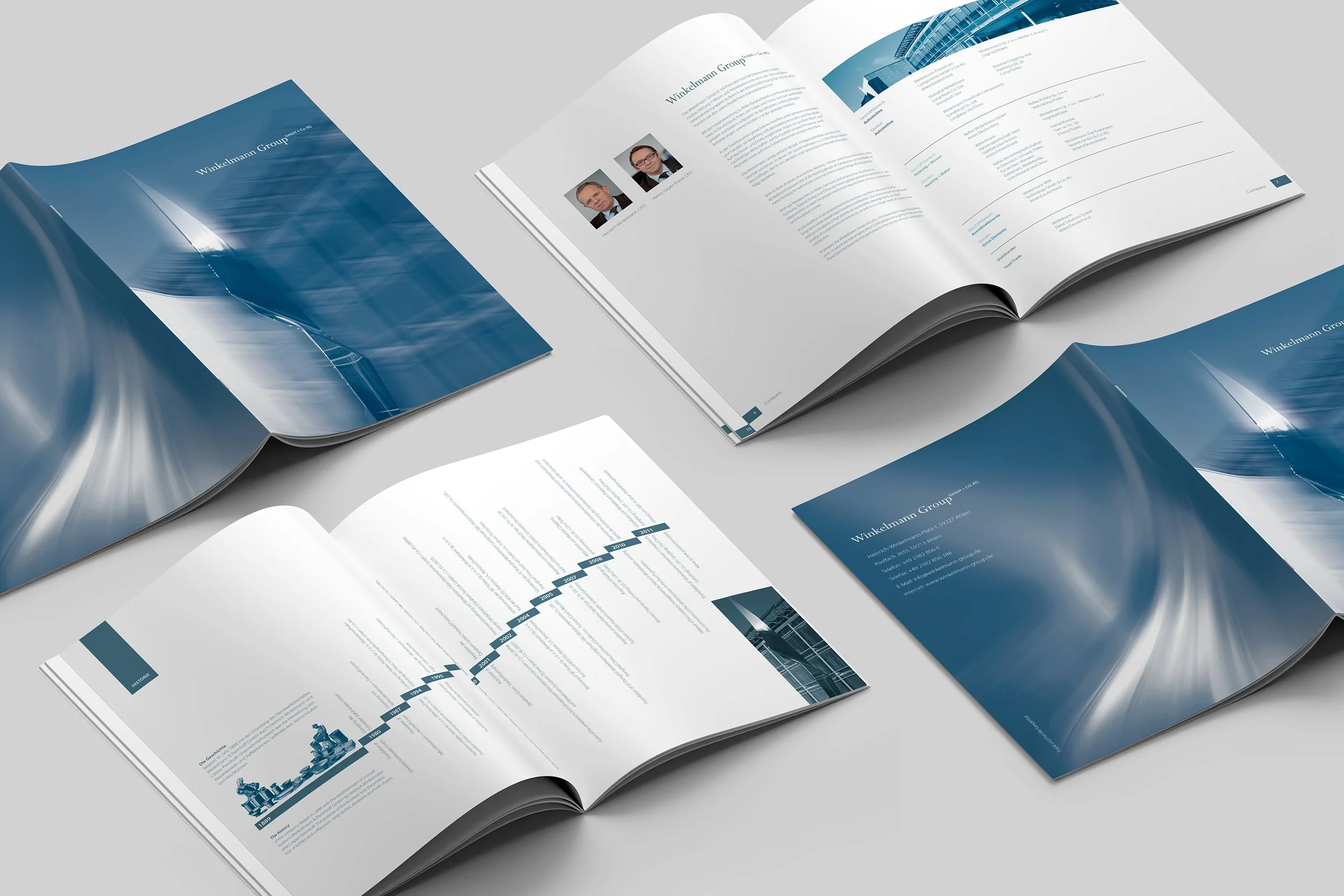 Broschüre mit verschiedenen Seiten ausgebreitet, enthält Texte, Diagramme und Bilder, inklusive einem Foto von zwei Personen.