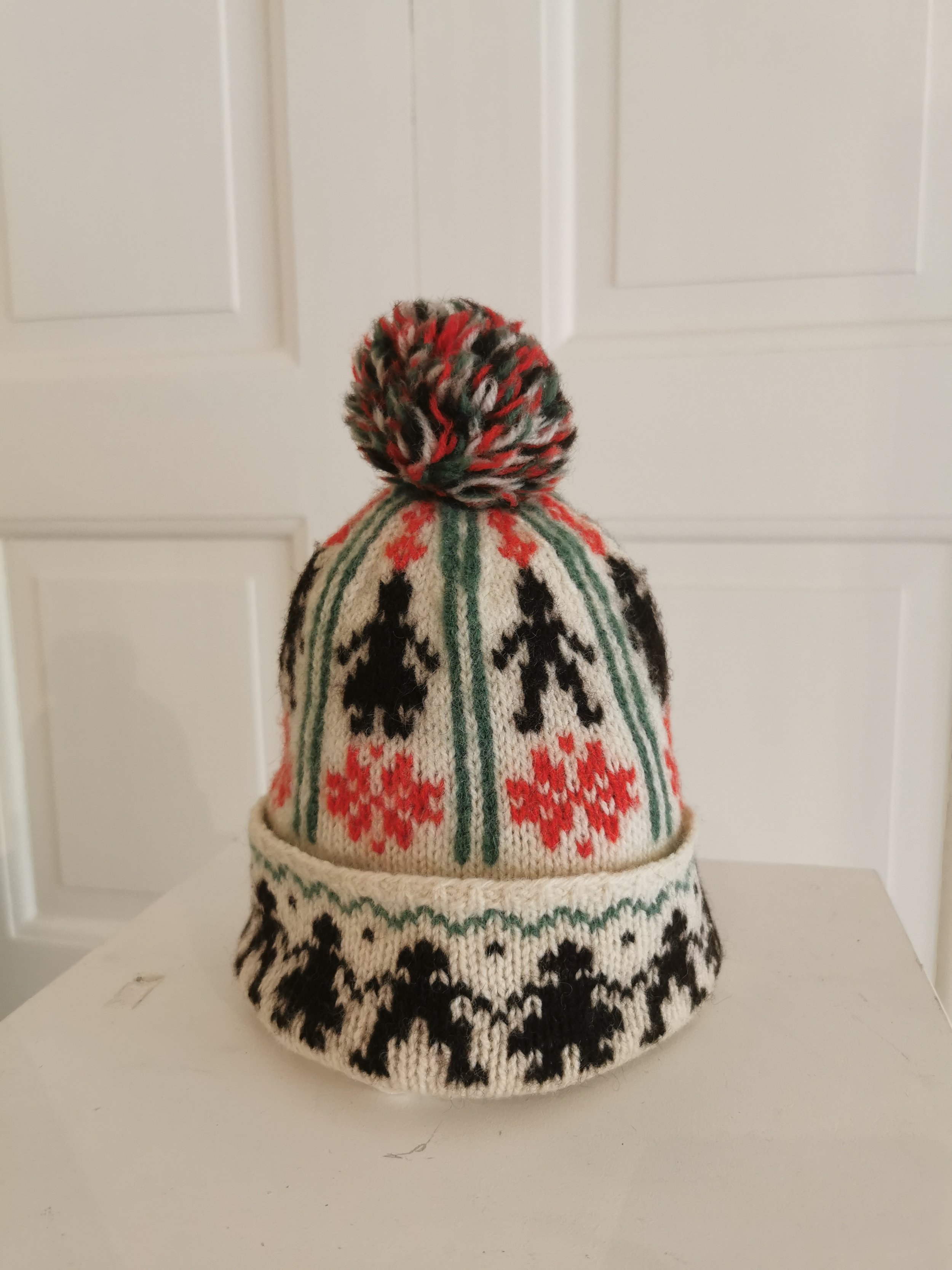 Bilde av en mønsterstrikket lue til barn