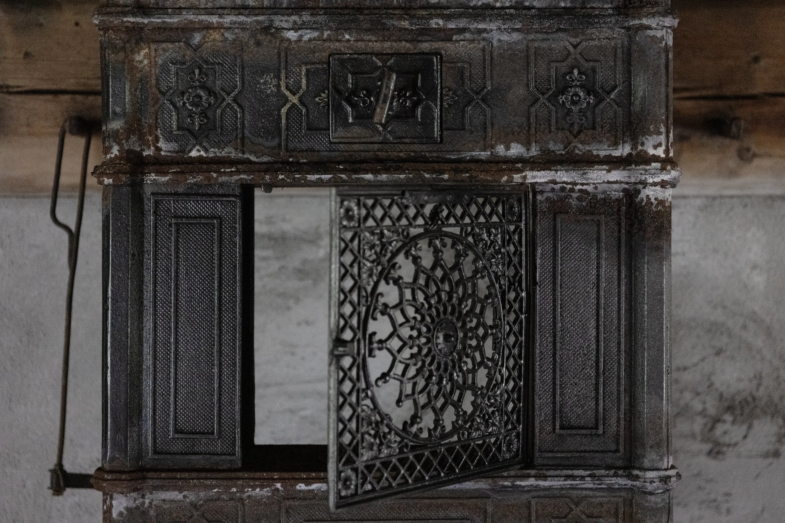 Alter, rostiger Metalleinband eines Gesetzbuches mit eingebautem Schloss und dekorativen Mustern.