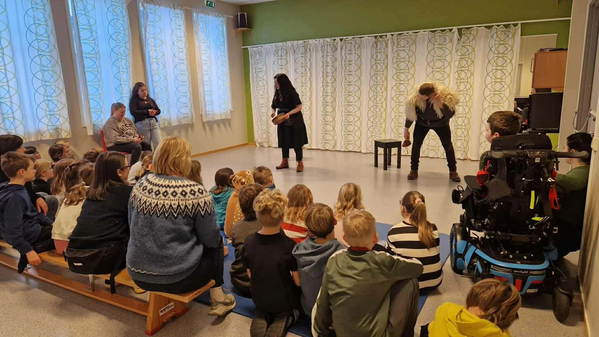 Barn ser på forestilling.