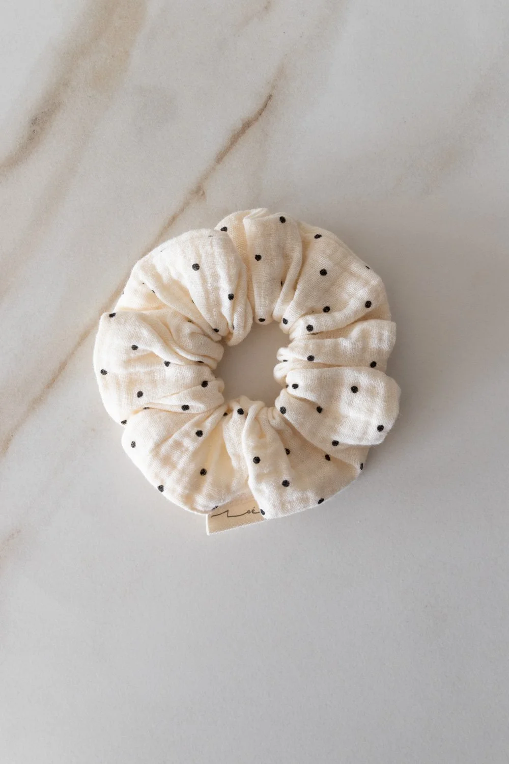 zoe_scrunchie_dots_poimiastore.jpg