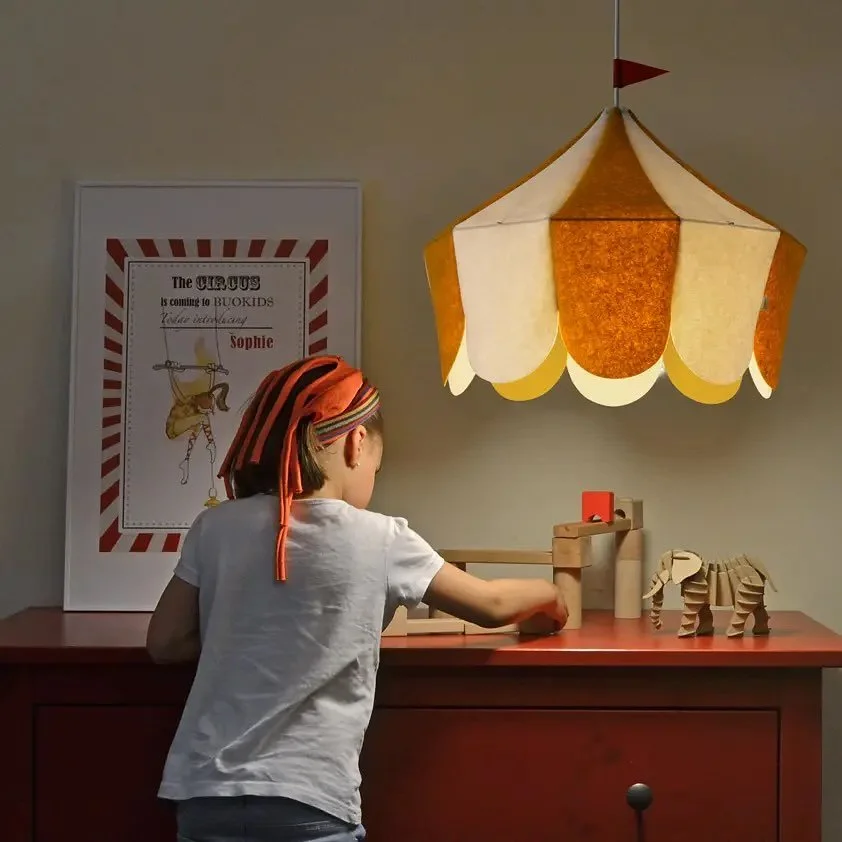 NEU bei uns 😍 die wundersch&ouml;nen Zirkuslampen aus 100% Wollfilz. Hergestellt in Spanien. Ich denke nicht nur f&uuml;r die kleinen sondern auch f&uuml;r die ganz grossen. 🎪
#zirkuslampe #poimiastore