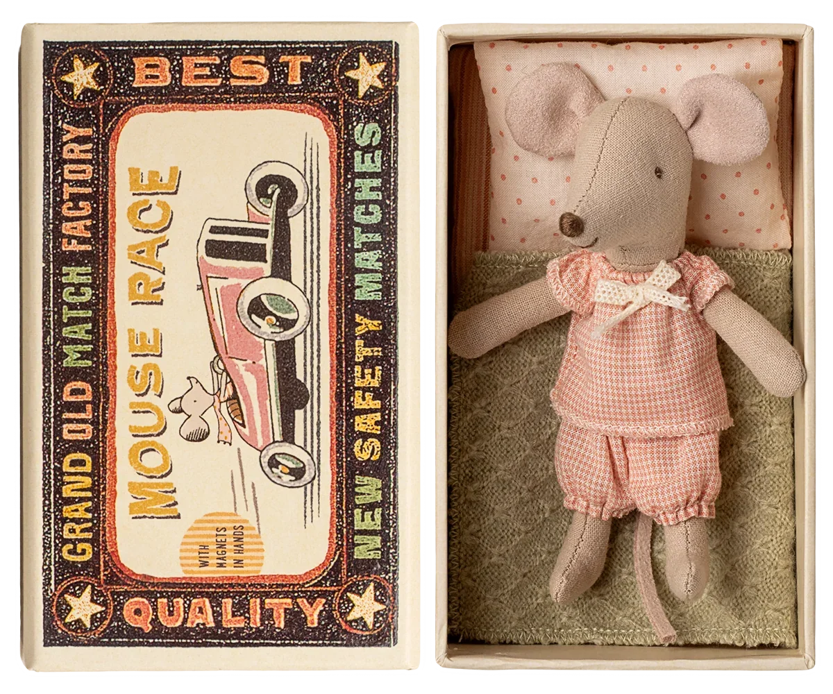 Kleine_Schwester_in_Streichholzschachtel_Maileg_Poimiastore.png.webp