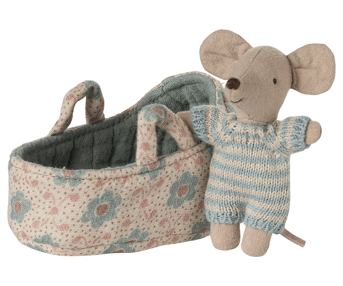 babymaus_in_tragetasche_blue_maileg_poimiastore.png.webp