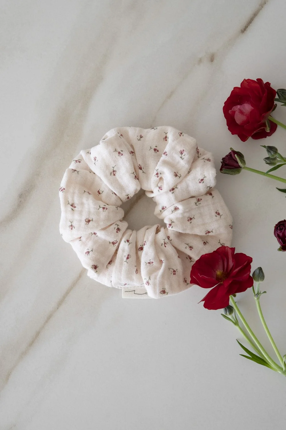 zoe_scrunchie_muslin_roses_poimiastore.jpg