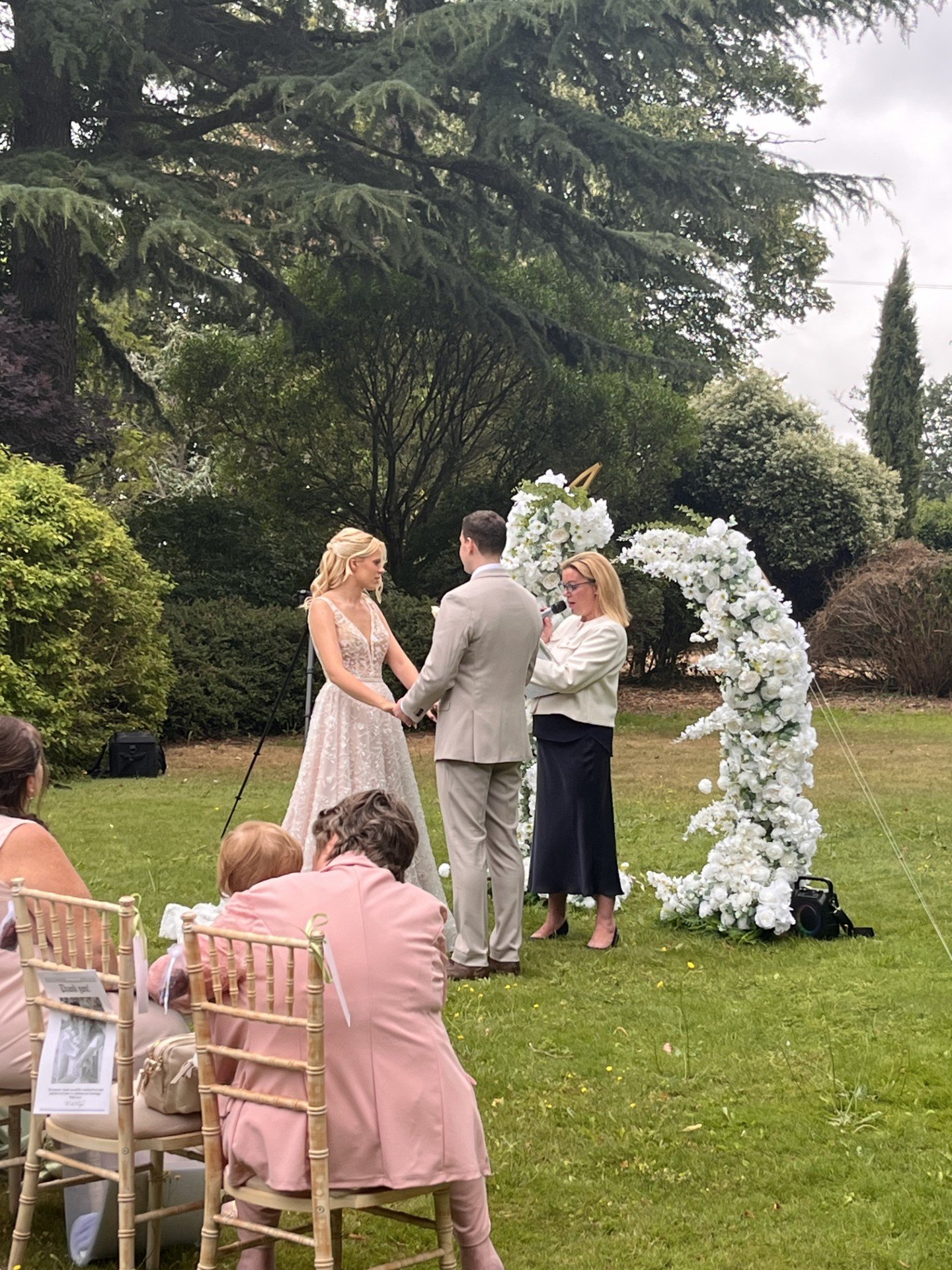 What does a wedding celebrant do?</span> 🤔