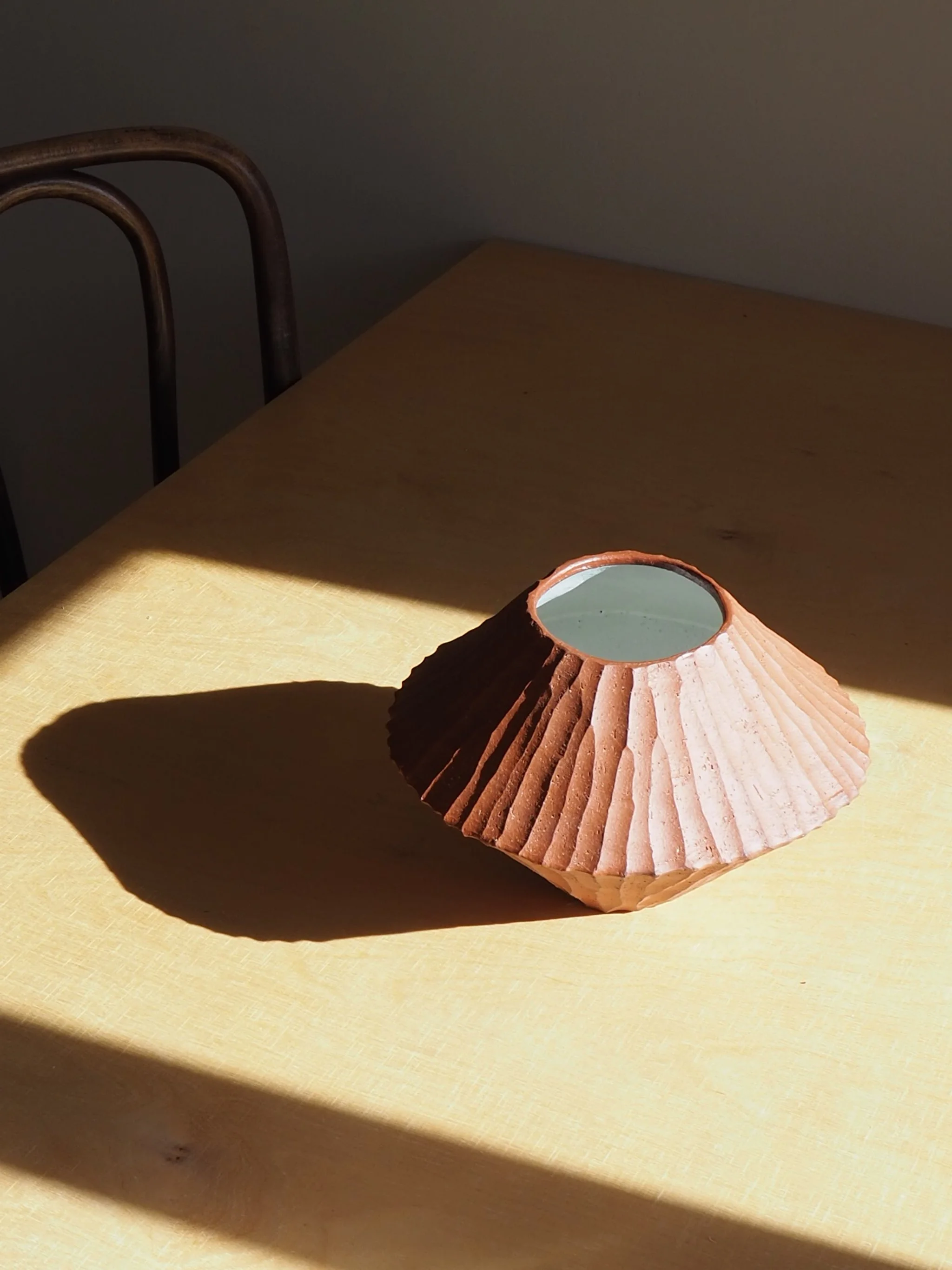 Keramikvase aus rotem Ton mit weißer Glasur