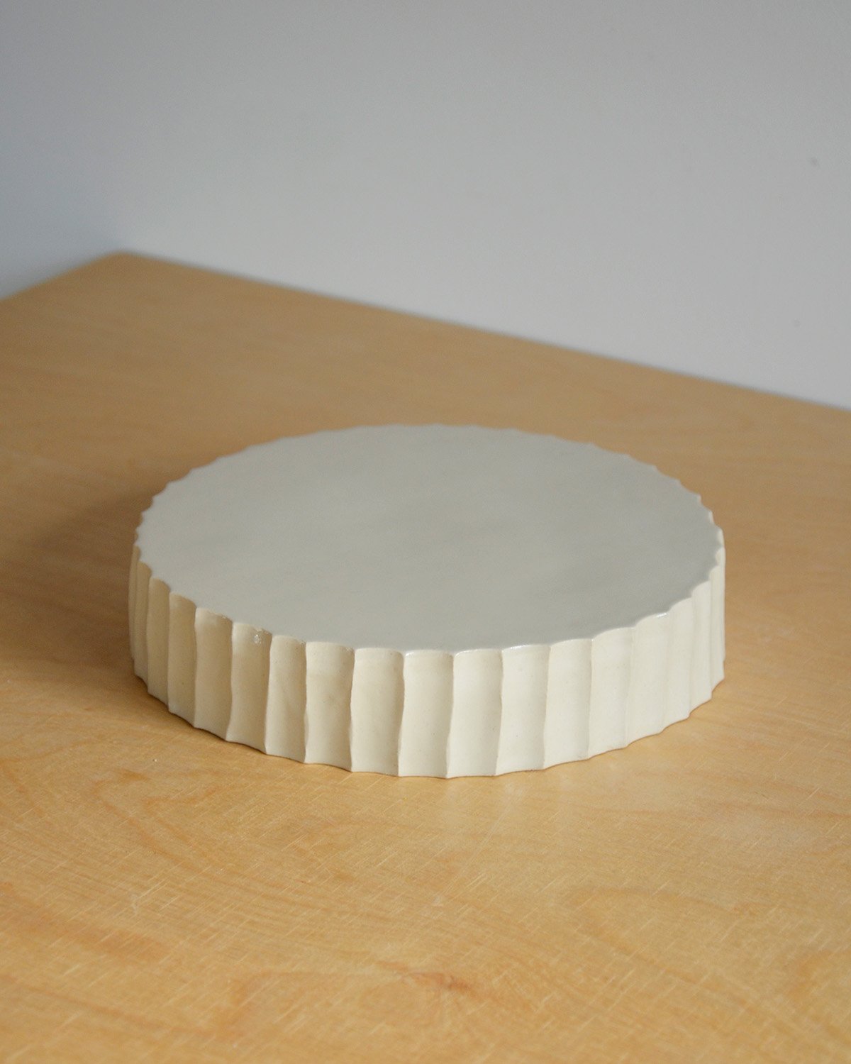 Cream-white ceramic serving dish with a textured edge and a unique design—perfect for everyday use, as elegant cake stands, or for special occasions.