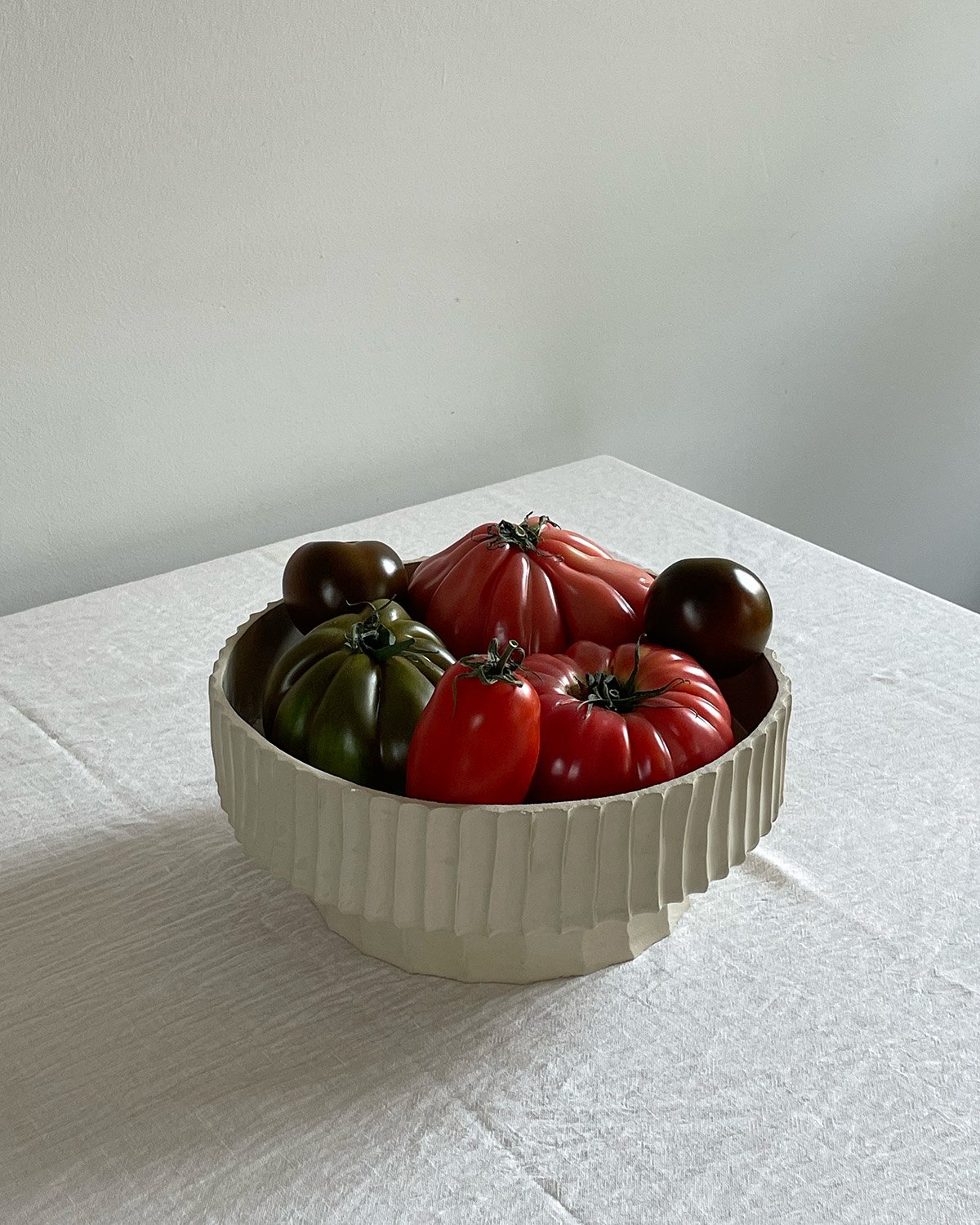 Cream-white ceramic fruit bowl with a grooved texture, combining timeless design and functionality—ideal for everyday use or as a thoughtful gift.