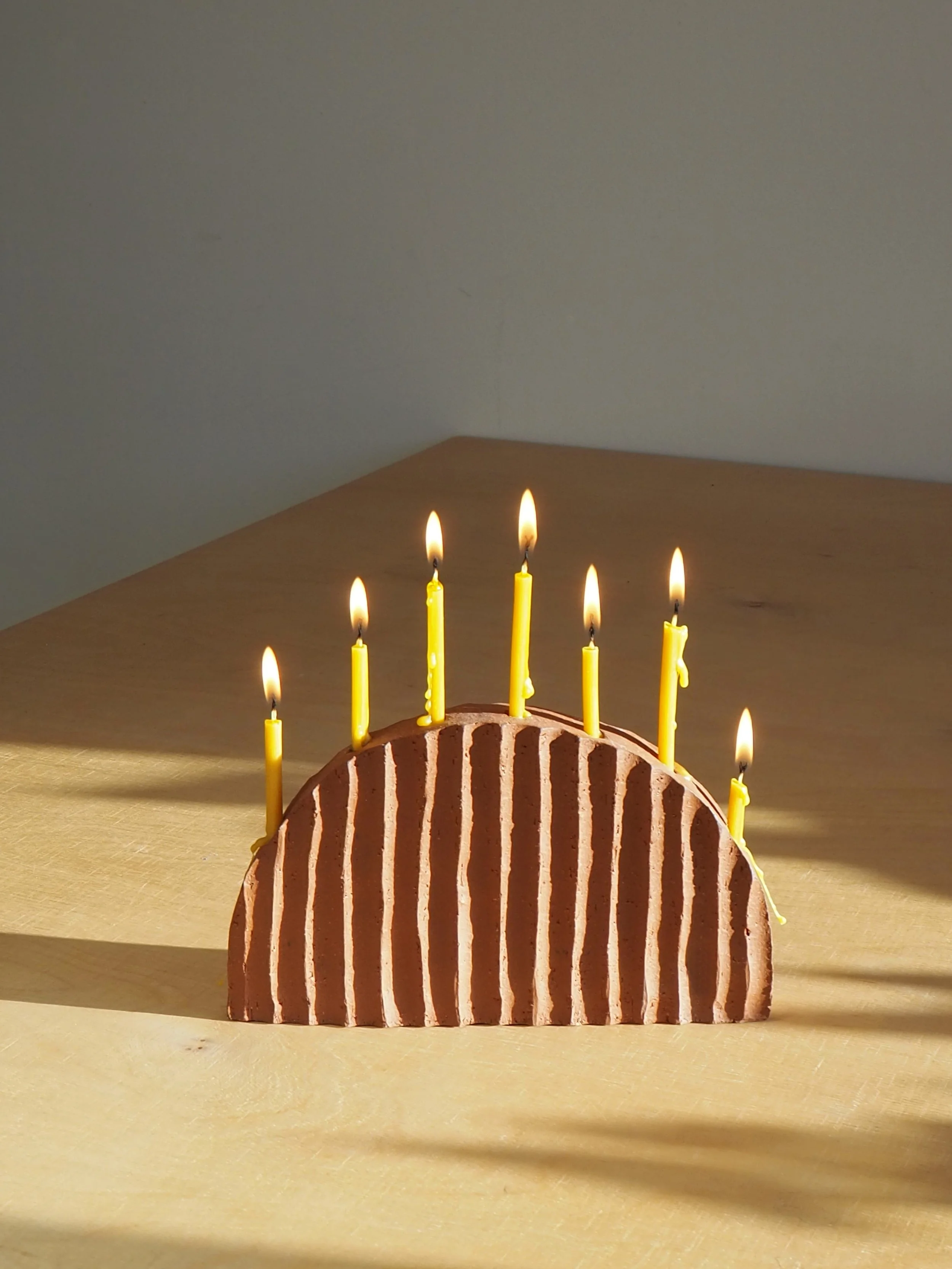 seltener Kerzenhalter aus rotem Ton für sieben Kerzen