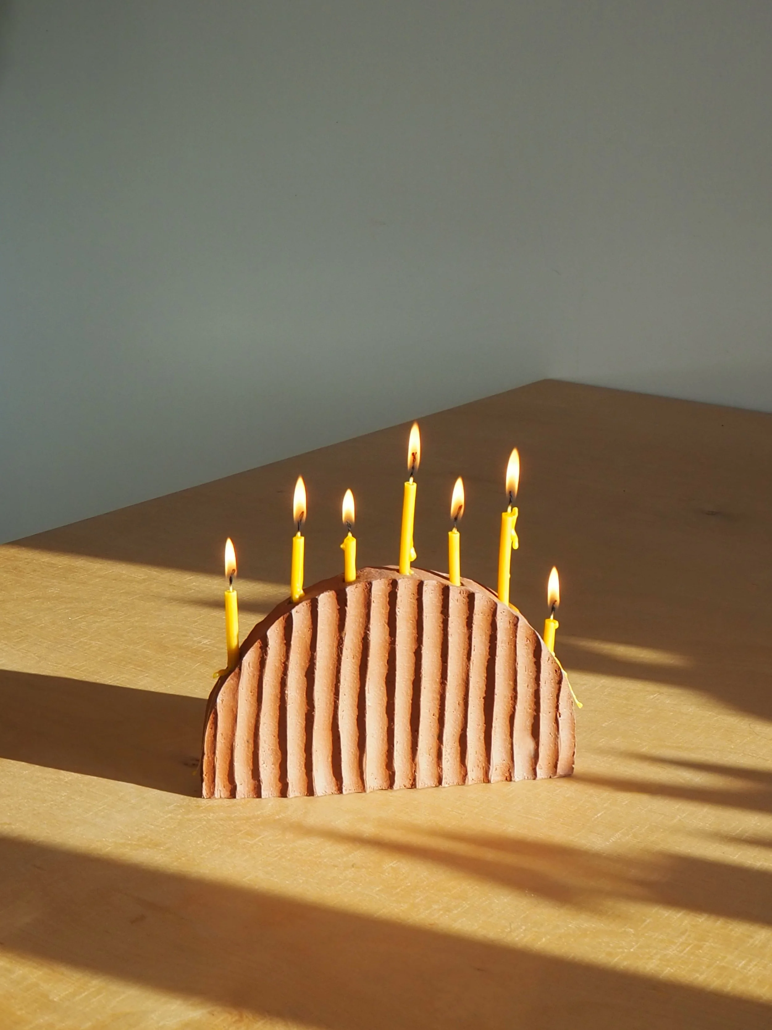 dekorativer Kerzenhalter aus Keramik mit Textur