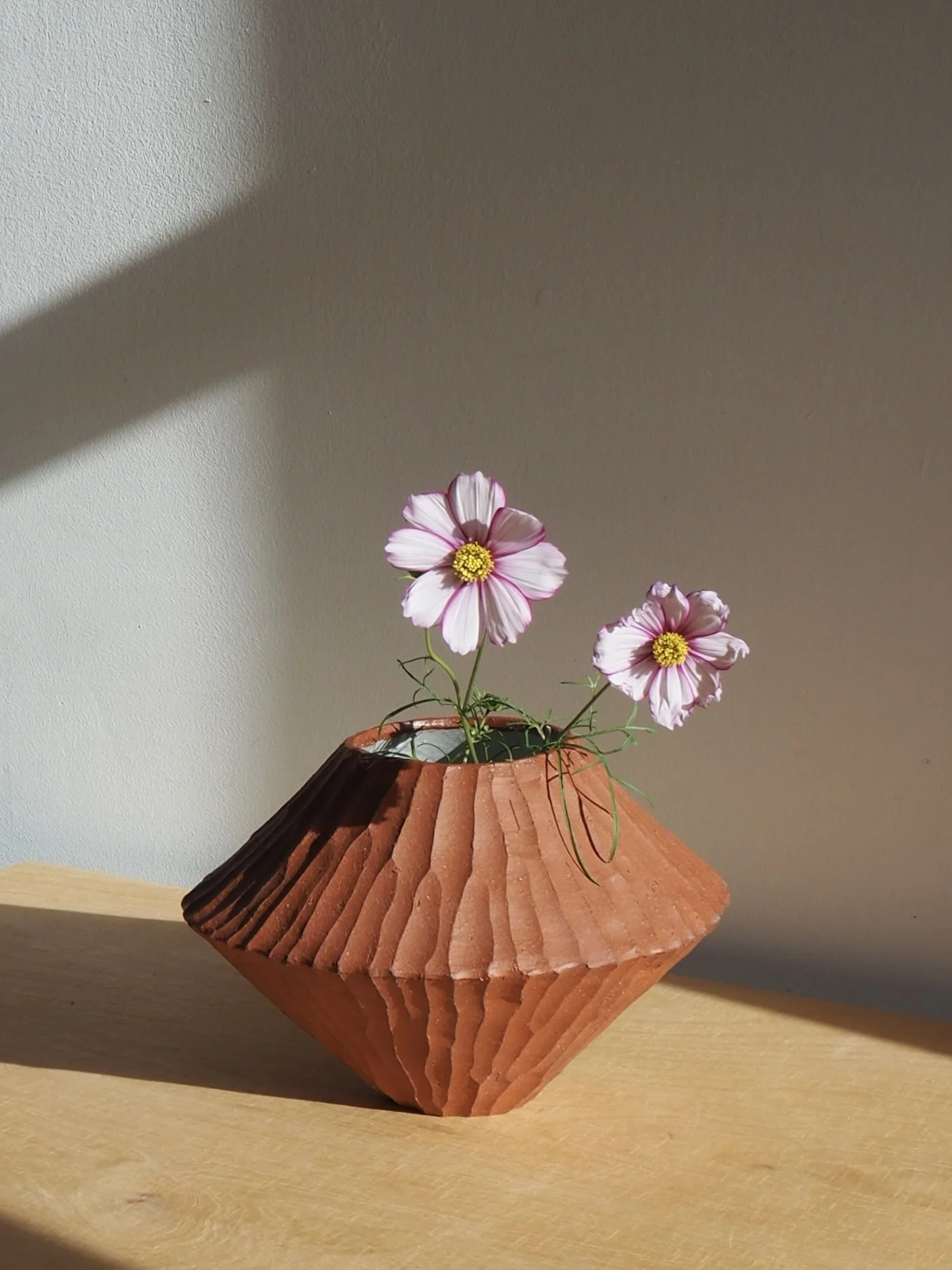 ausgefallene Keramikvase in erdigen Tönen