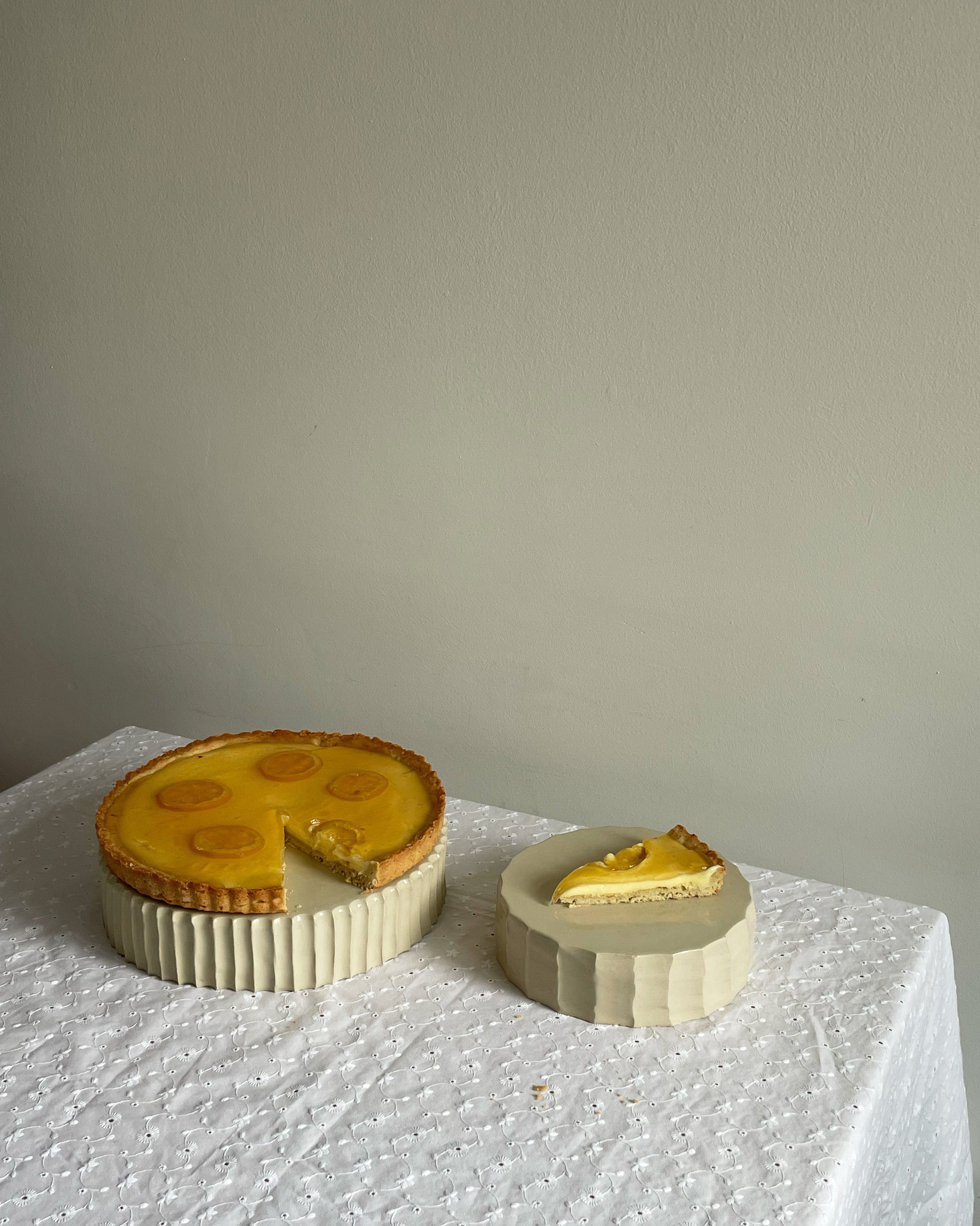 Cream-white ceramic serving dishes with a textured edge and a unique design—perfect for everyday use, as elegant cake stands, or for special occasions.