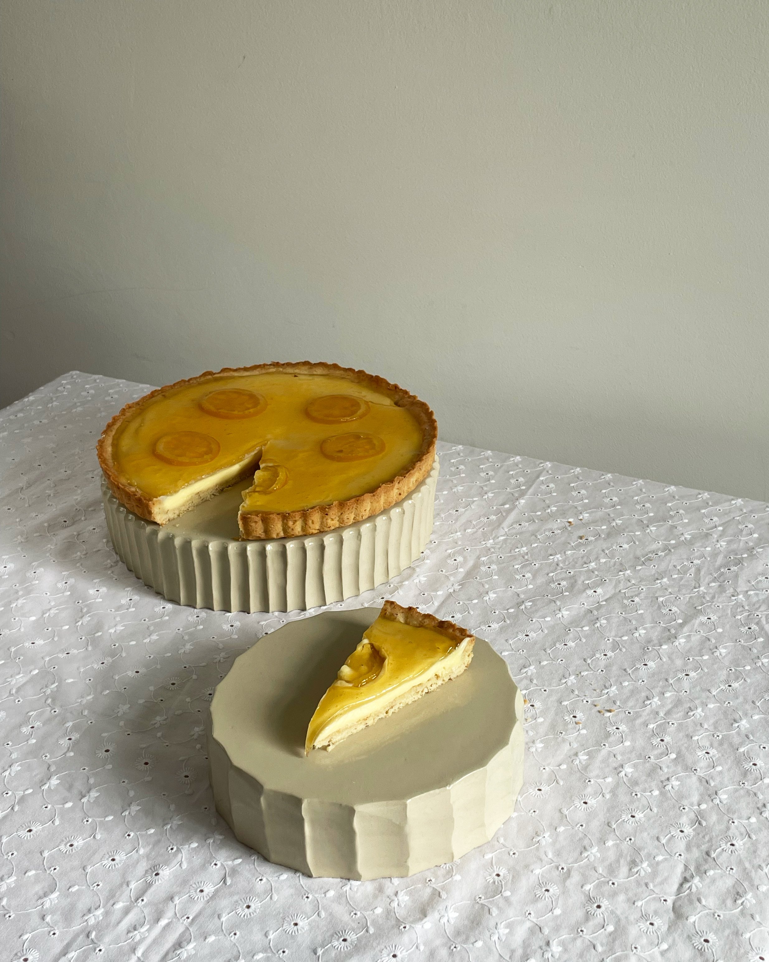 Cream-white ceramic serving dishes with a textured edge and a unique design—perfect for everyday use, as elegant cake stands, or for special occasions.