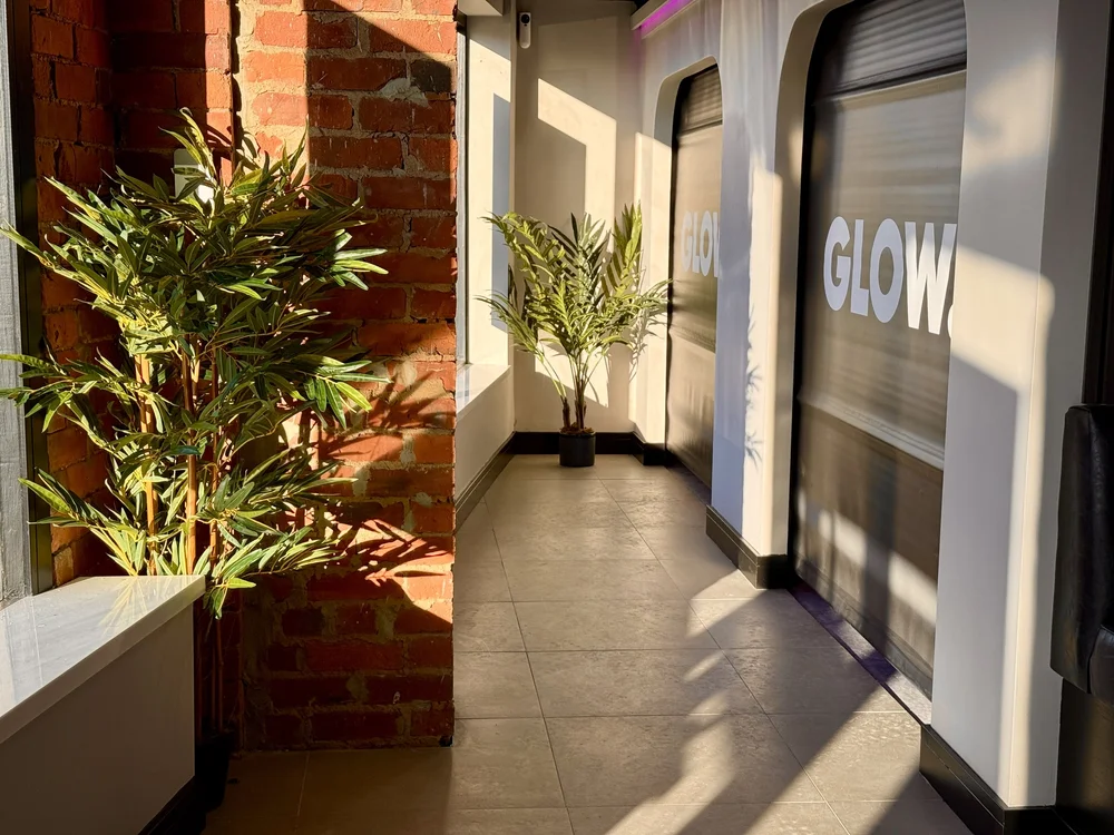 GLOW. tanning room