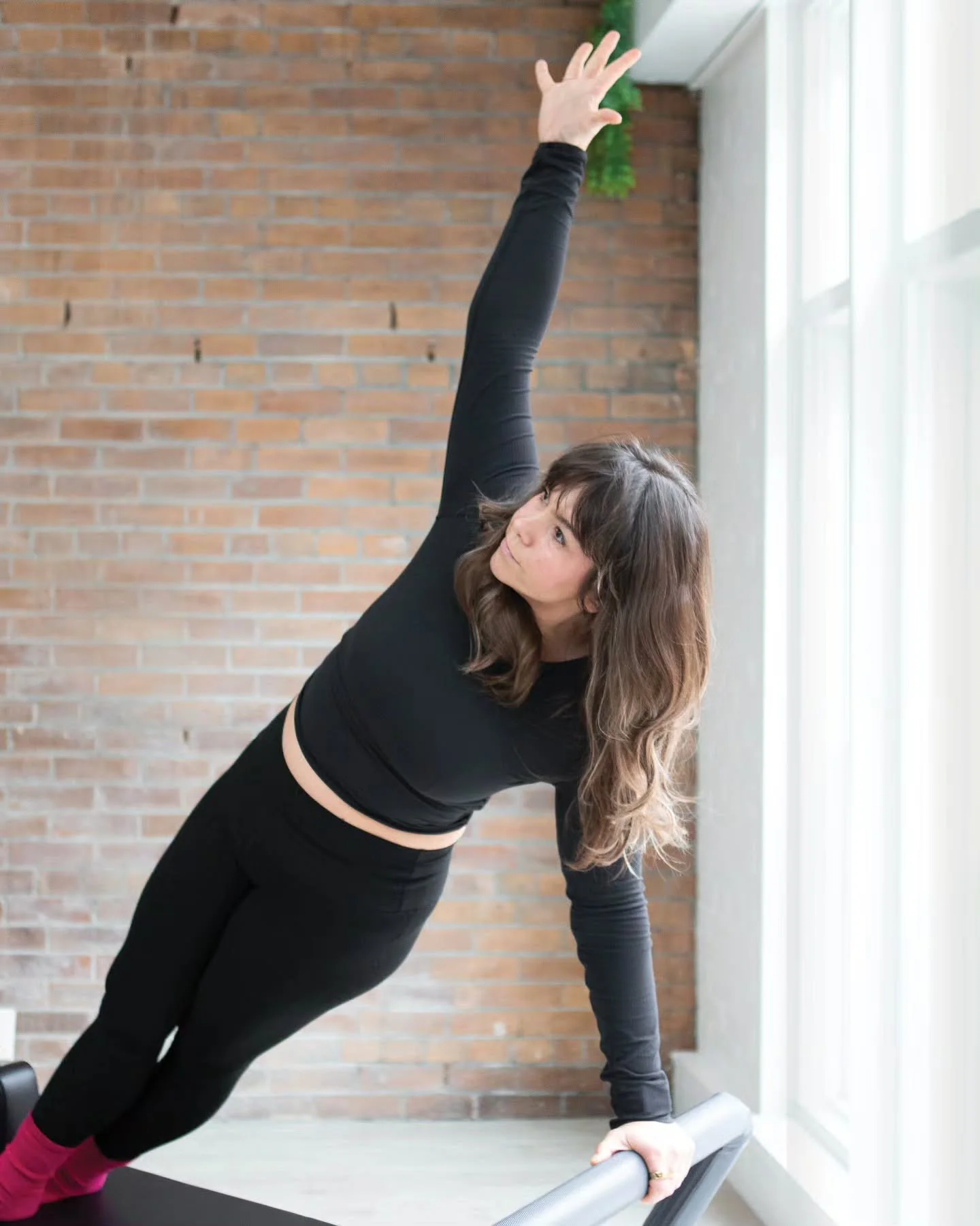 The Side Plank on the Reformer challenges your shoulder stabilizers, obliques, and glutes while improving spinal alignment and balance.
Think of it as a full-body integration exercise — every muscle works together to keep your body li
