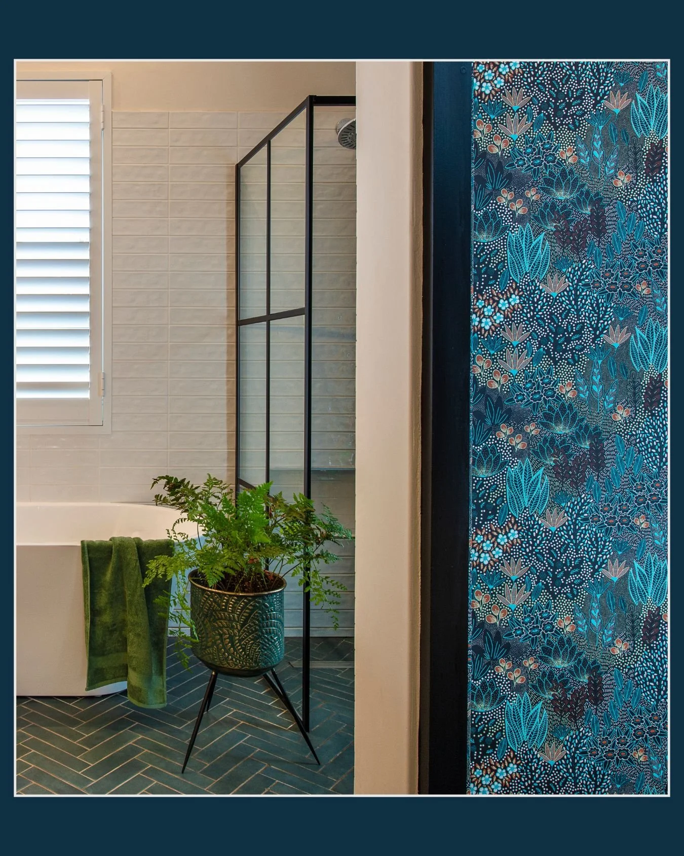 Flow, texture, and personality &mdash; all highlighted through the beautiful wallpaper by @sasiwallpaper. 🌿

In this home, wallpaper isn&rsquo;t just decoration; it&rsquo;s a tool to demarcate areas in the open, flowing spaces while adding creativit