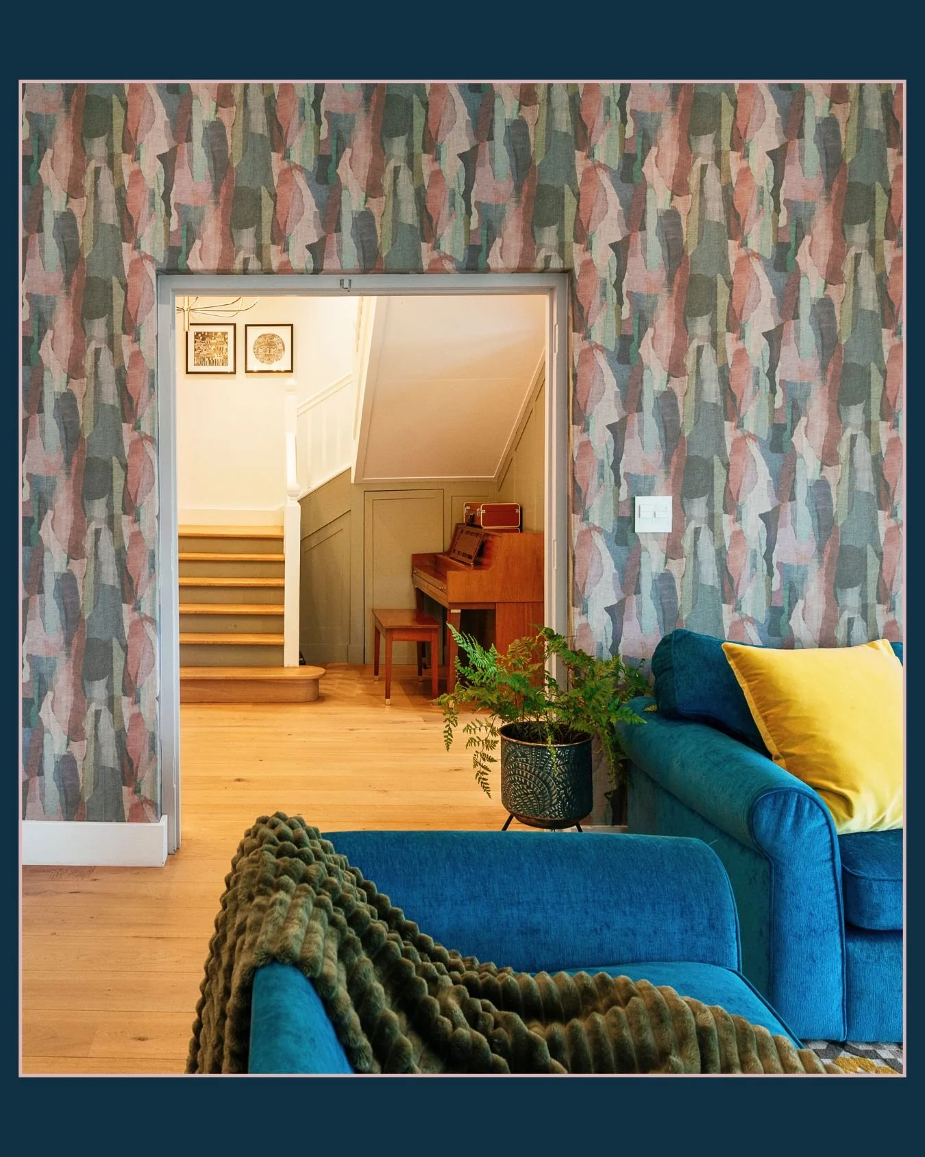 Flow, texture, and personality &mdash; all highlighted through the beautiful wallpaper by @sasiwallpaper. 🌿

In this home, wallpaper isn&rsquo;t just decoration; it&rsquo;s a tool to demarcate areas in the open, flowing spaces while adding creativit