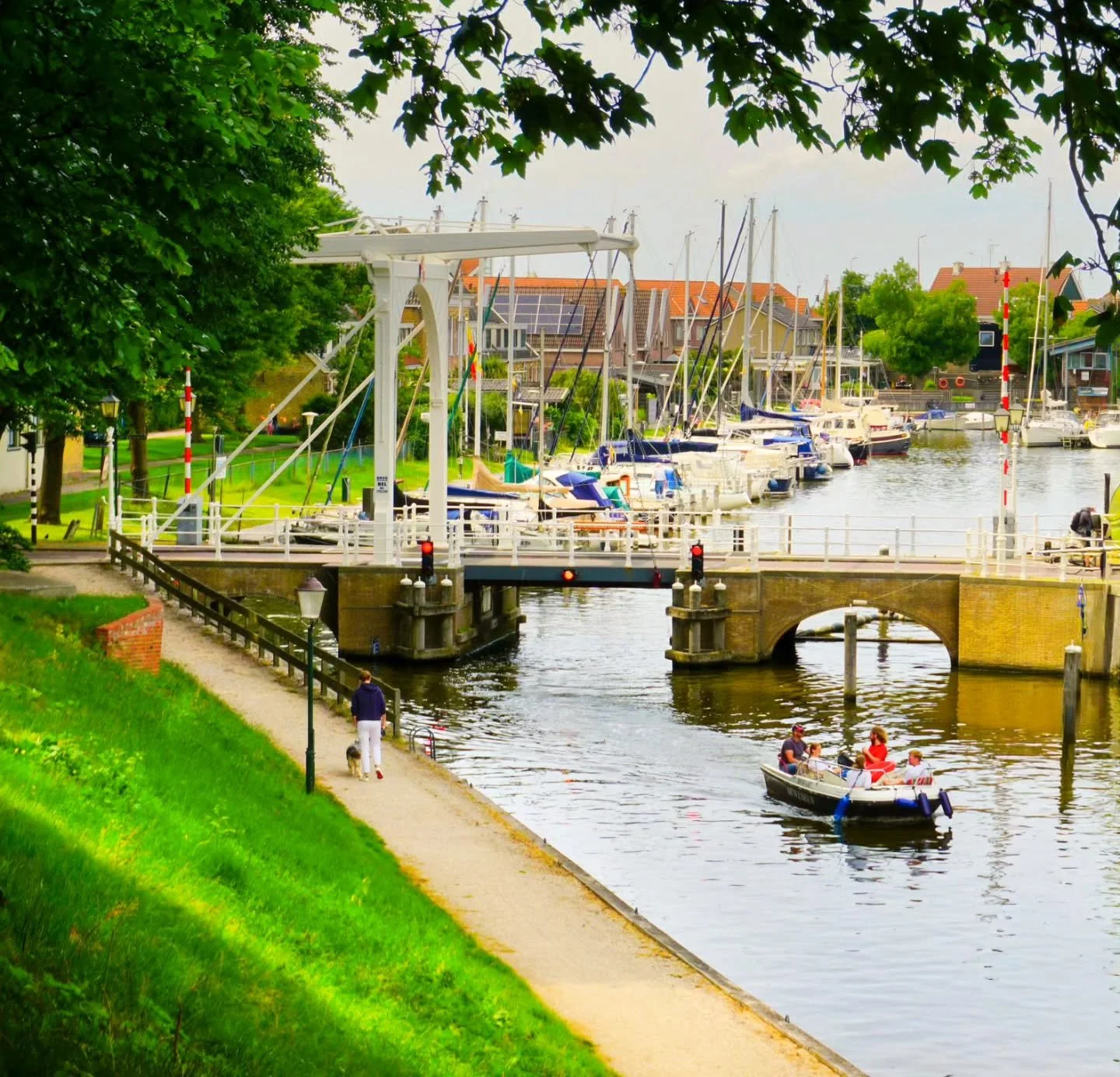 A cozy and inviting scene at one of the canals of Harlingen, Netherlands. 
#TheulePics #harlingenfriesland🇳🇱 #netherlands #travel #world