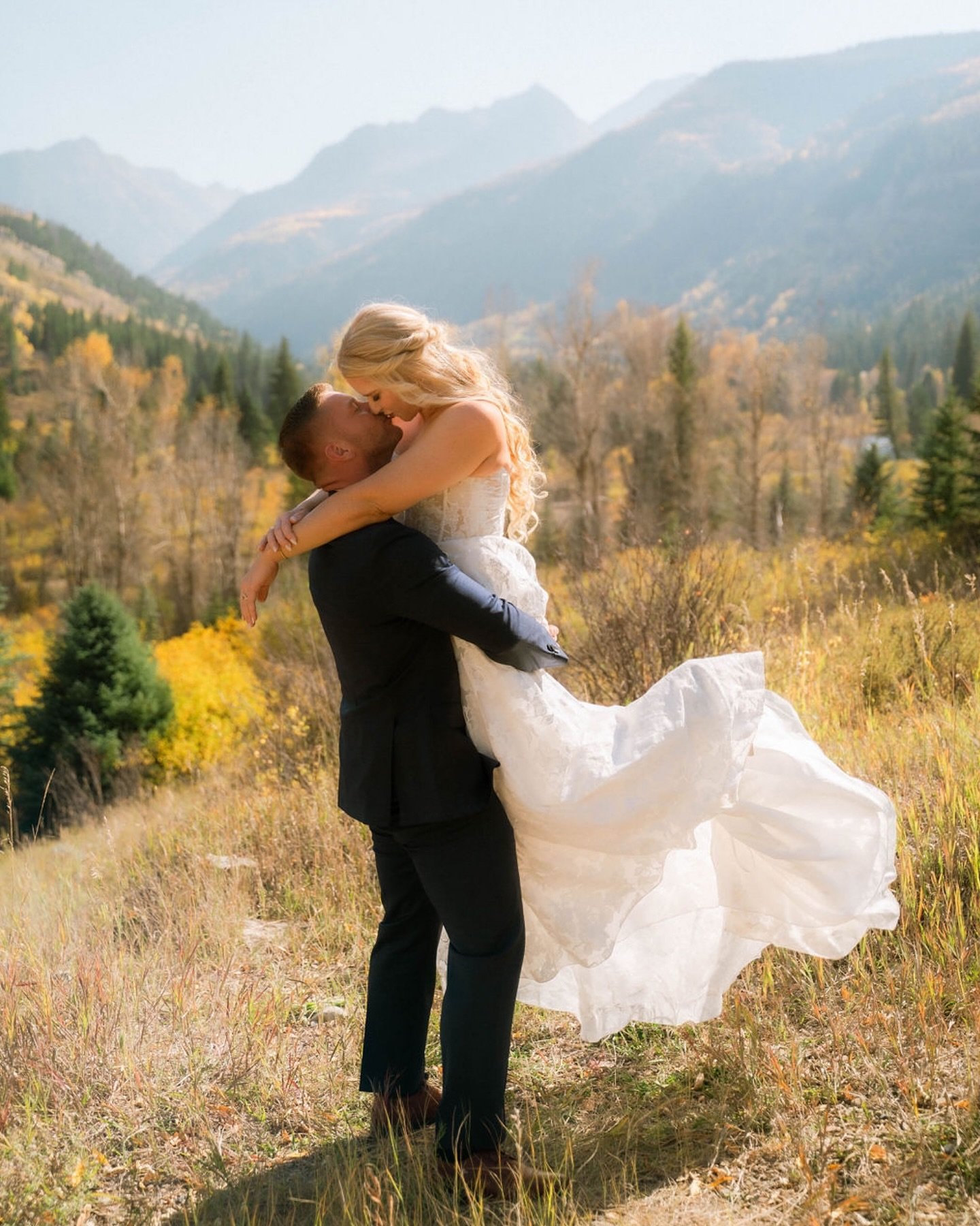 Light, playful, love. ❤️ getting through the editing. Lil&rsquo; by lil&rsquo;
#coloradoelopement #coloradoelopementphotographer #aspencolorado
💄 @hair.and.makeup.by.chels 
👗 @poshbrides_sd