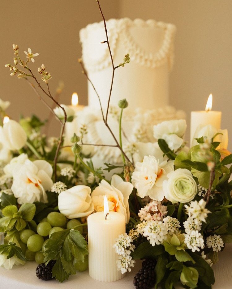 Voting for wedding cakes surrounded in flowers and candles every time. 🗳️

Team:
Photography: @abigailderrickphoto 
Planning/Design: @courtneyjeanweddings 
Hair/MUA: @thegoldenpalettebeauty 
Stationery: @goldweddingdesigns 
Rentals: @eventfulrental 