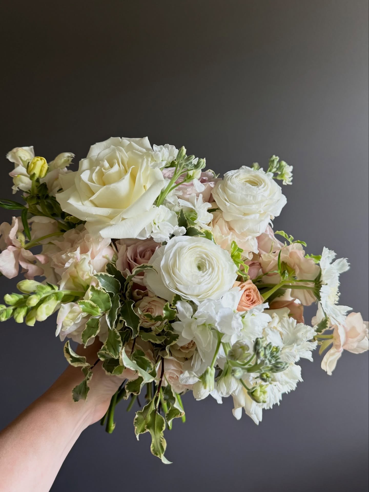 Dreamy, creamy white and neutral florals. 🤍 Beautiful any time of year, and especially nice during the winter months. 

What&rsquo;s your favorite winter floral color palette??

#whiteflowers #bridalbouquet #417weddings #bransonweddinga #springfield