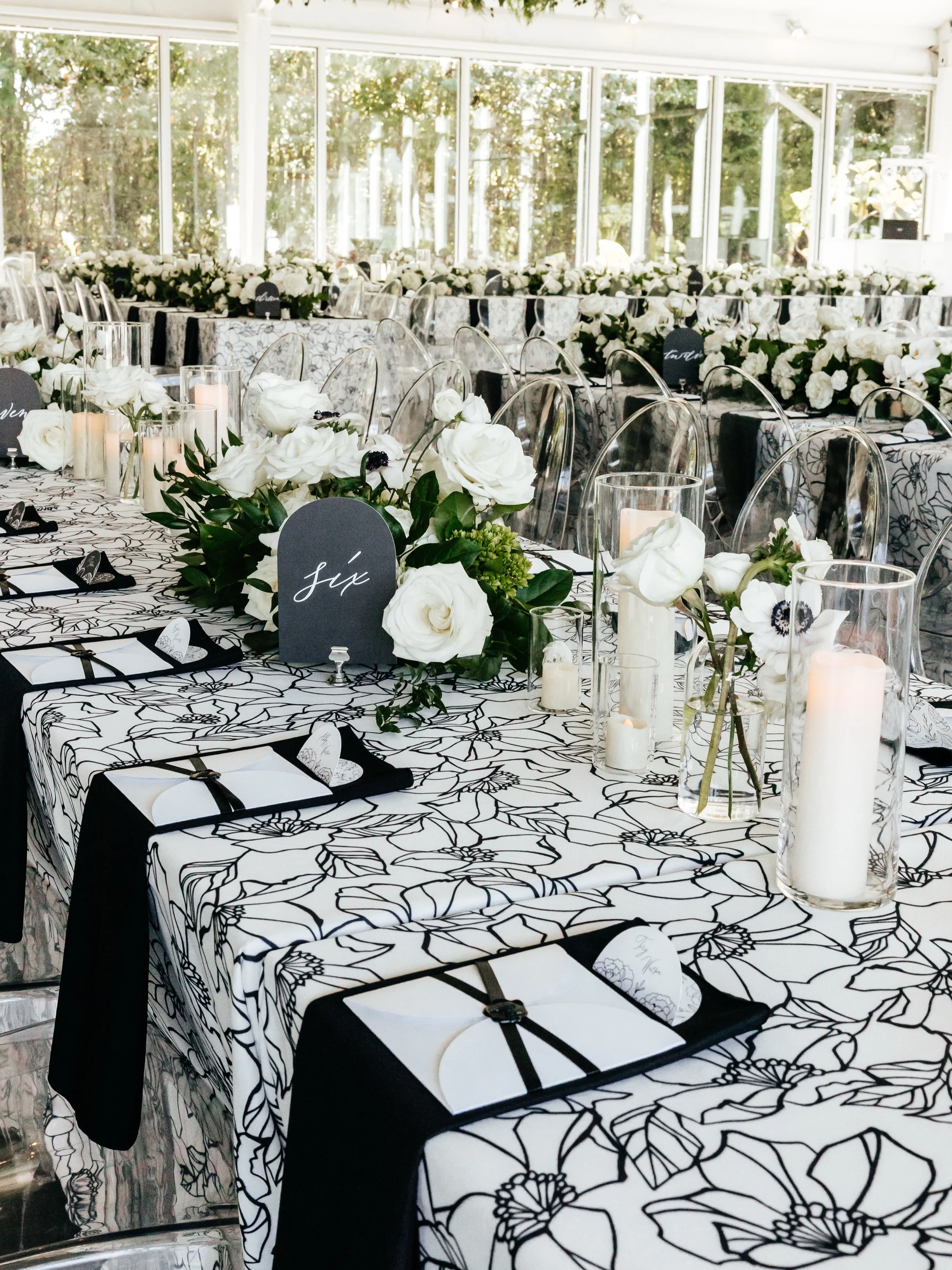Anemones on the linens. Anemones in the florals. That&rsquo;s our kind of cohesion. 🤍 These were the *dreamiest* reception tables. The table linens were SO fun, and the flowers complemented the beautiful line-drawing pattern, as well as the striking