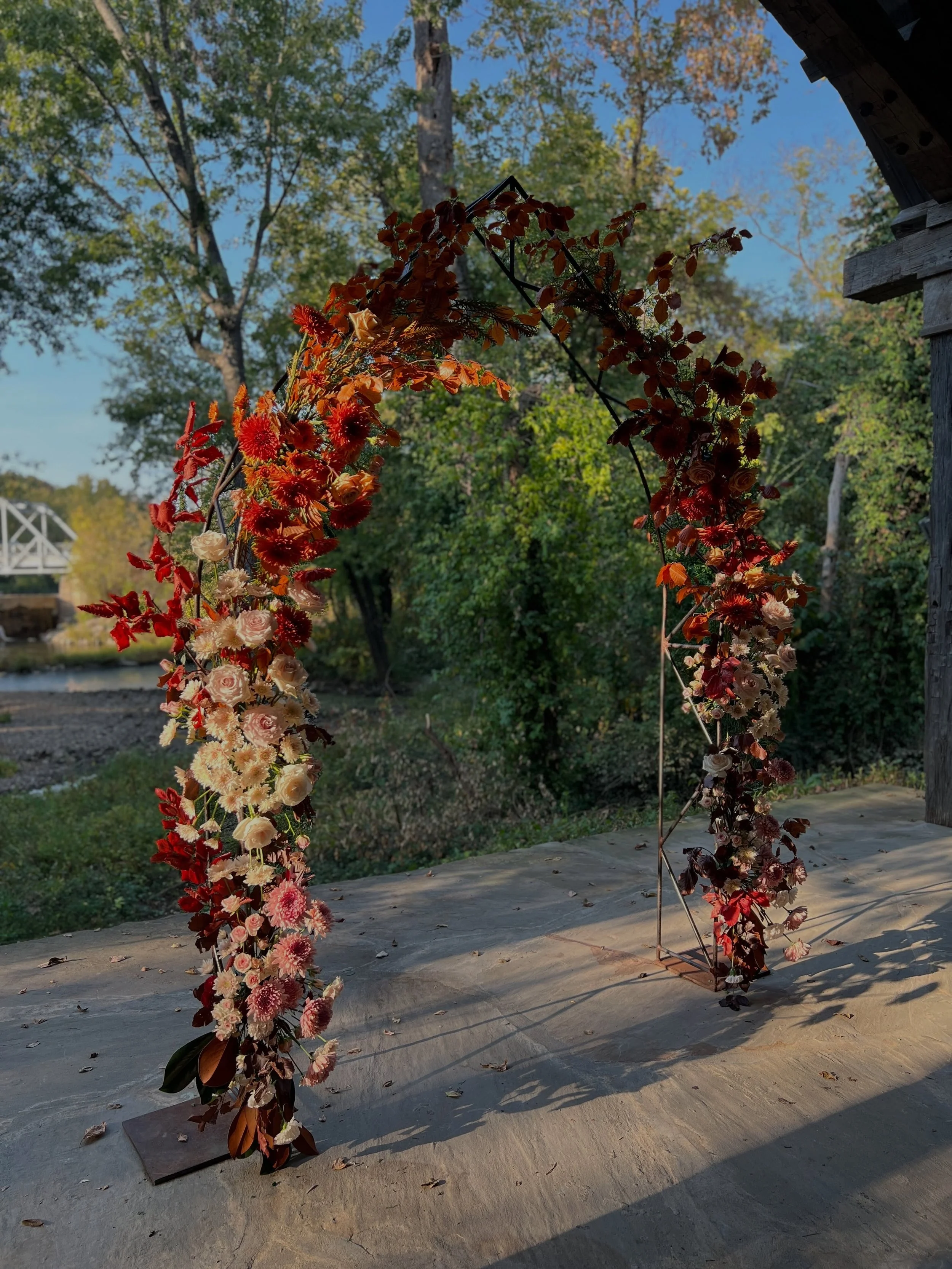 Manifesting fall temps with a look back at this October ceremony arbor. 🤌✨

➡️ Swipe for video and detail pics. 

.
.
Springfield MO weddings, fall wedding, fall Missouri wedding, Springfield MO wedding flowers, fall wedding arbor #417weddings #bran