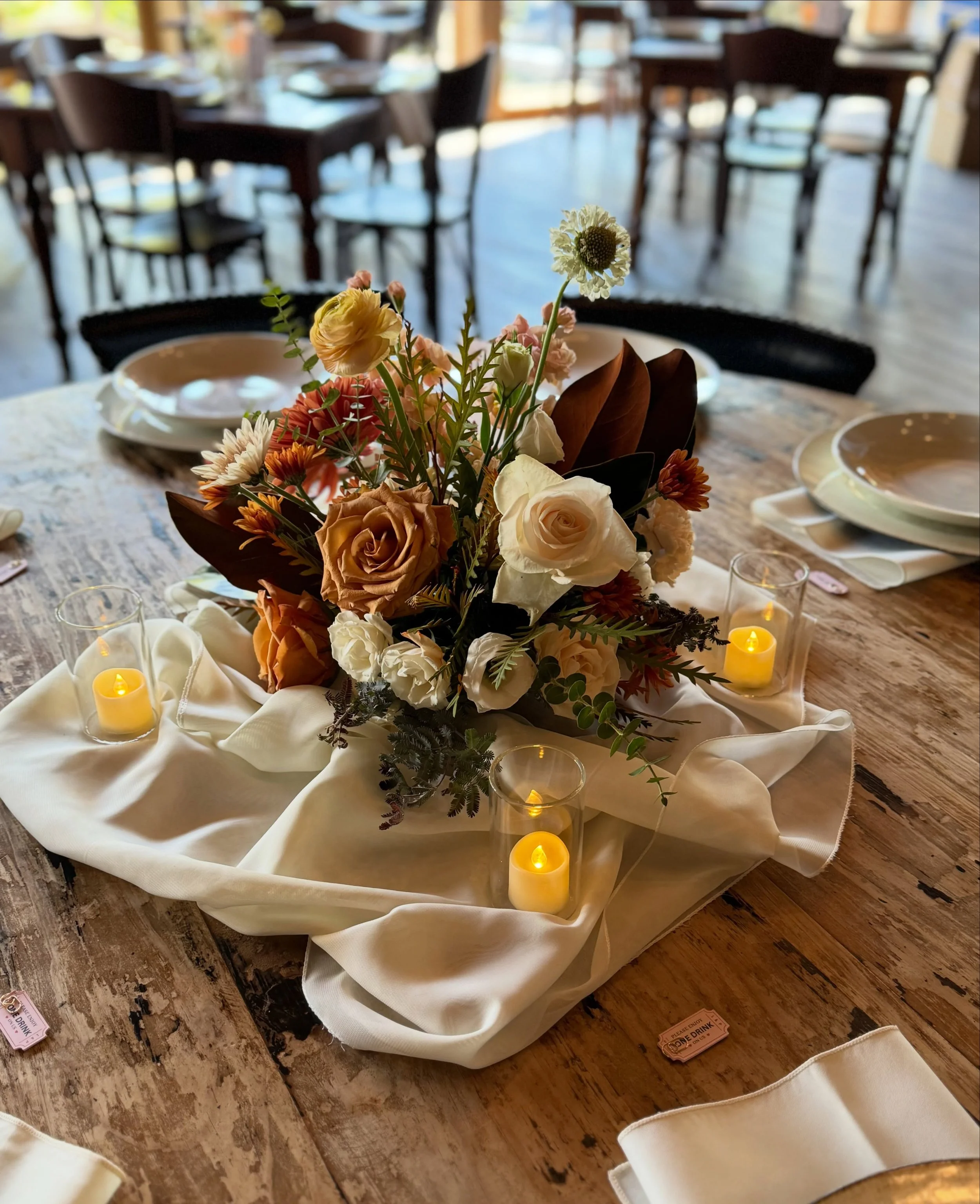 Finally feels like falllllllll! These autumn florals paired so well with Finley Farms&rsquo; rustic aesthetic. We love a cozy dinner party. 🍂

PS I&rsquo;ve been organizing photos on my phone lately and can&rsquo;t *belieeeeve* some of the photos we